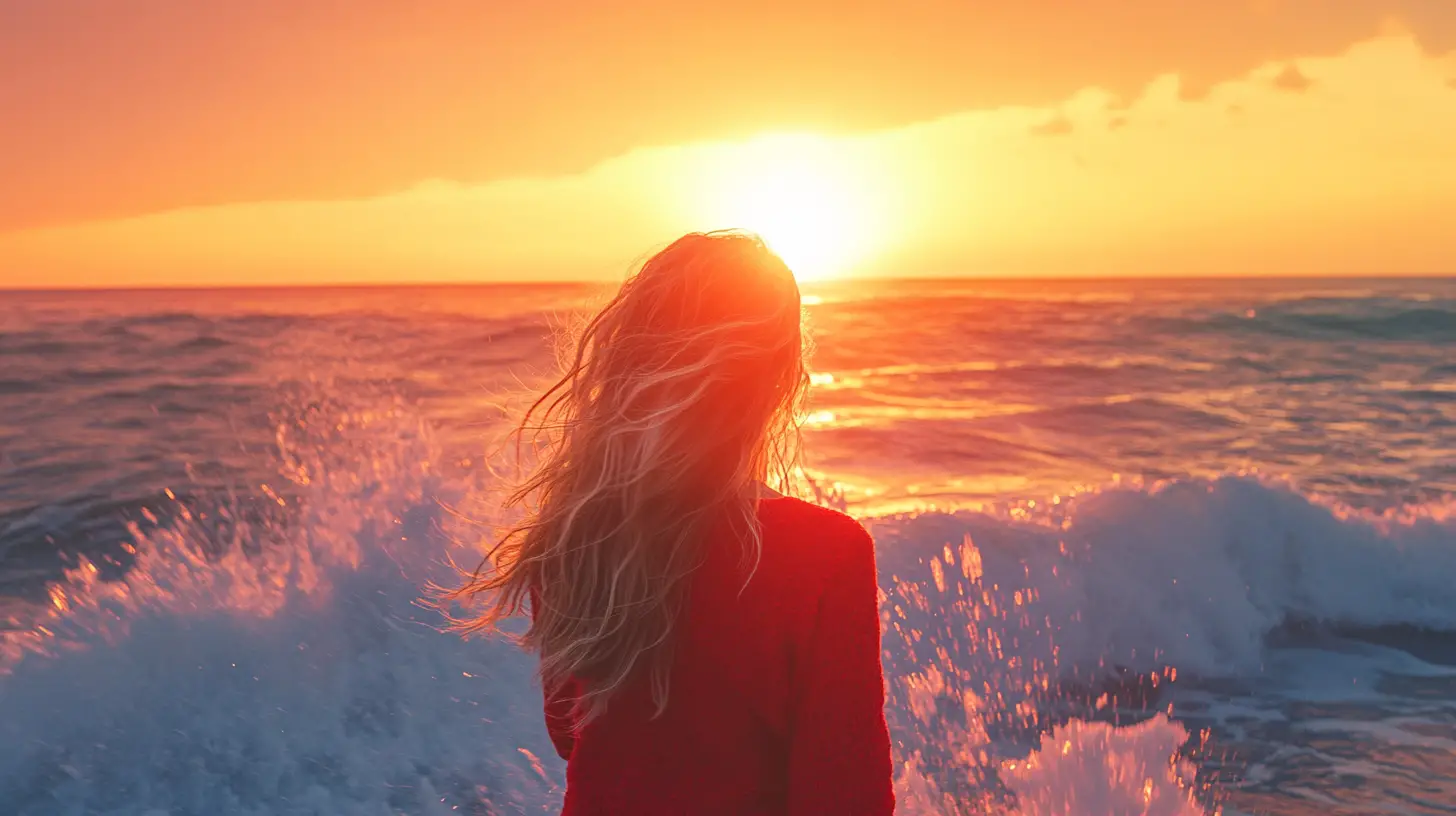 Frau beobachtet den Sonnenaufgang an einem ruhigen Ozeanstrand