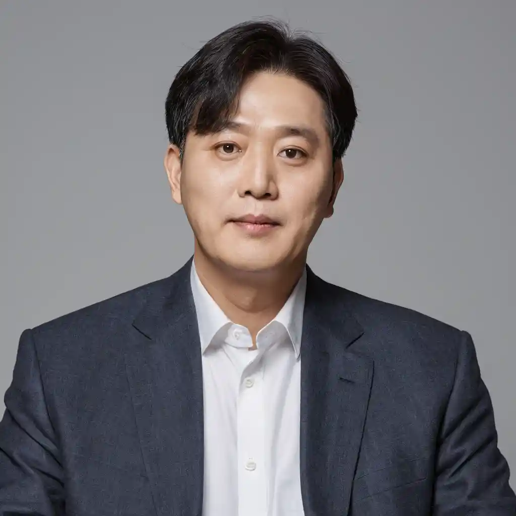 Empresario coreano de mediana edad sosteniendo membresía de golf brillante