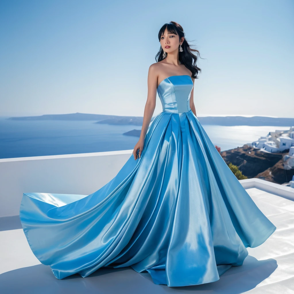 Elegante jovem japonesa com vestido de cetim azul em Santorini