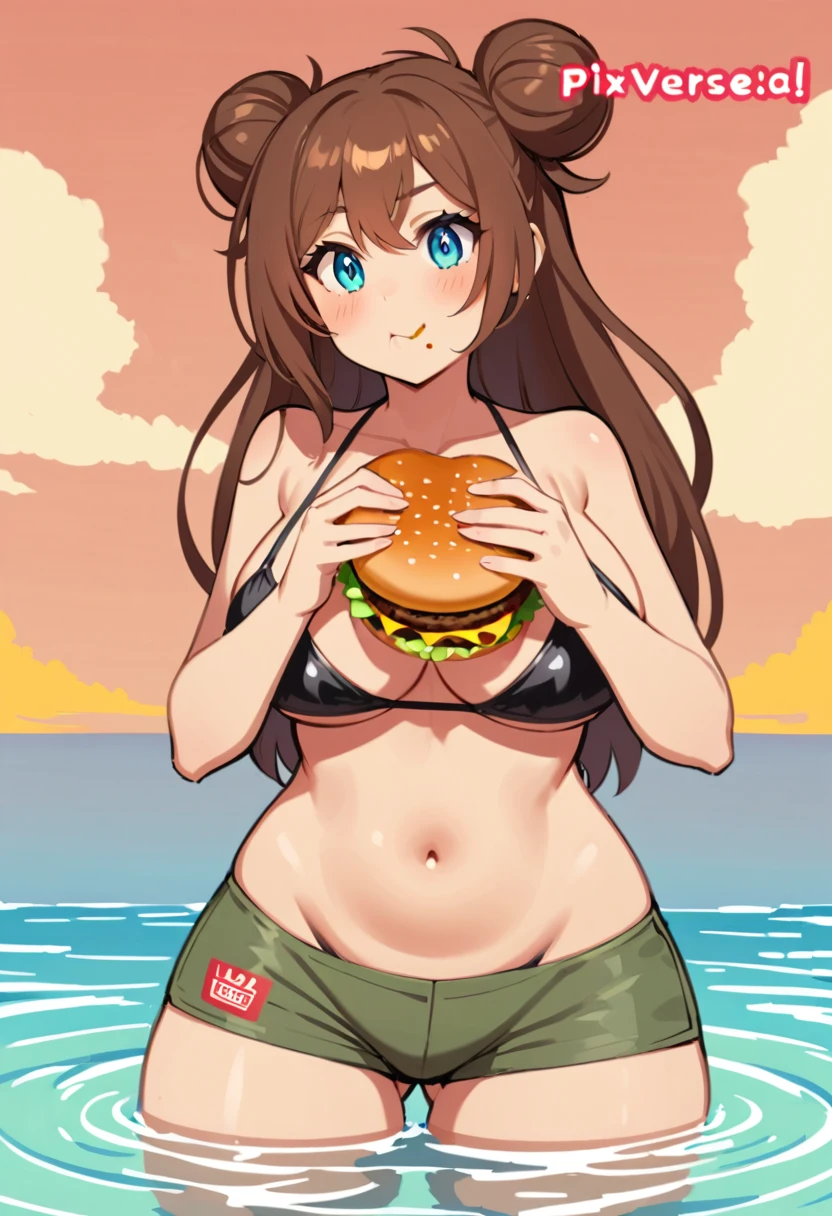 Mulher de biquíni preto comendo hambúrguer no mar