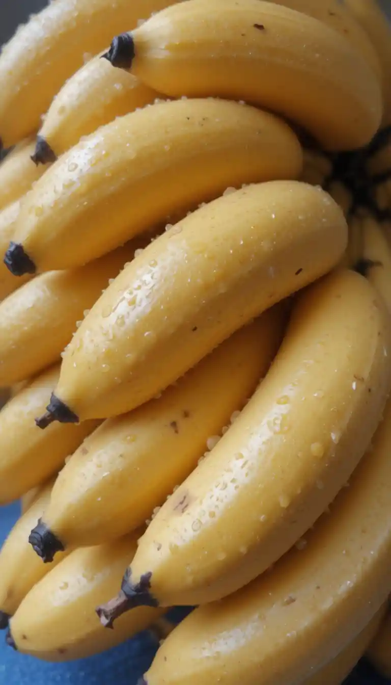 Gros plan de bananes jaunes fraîches avec des gouttes d'eau