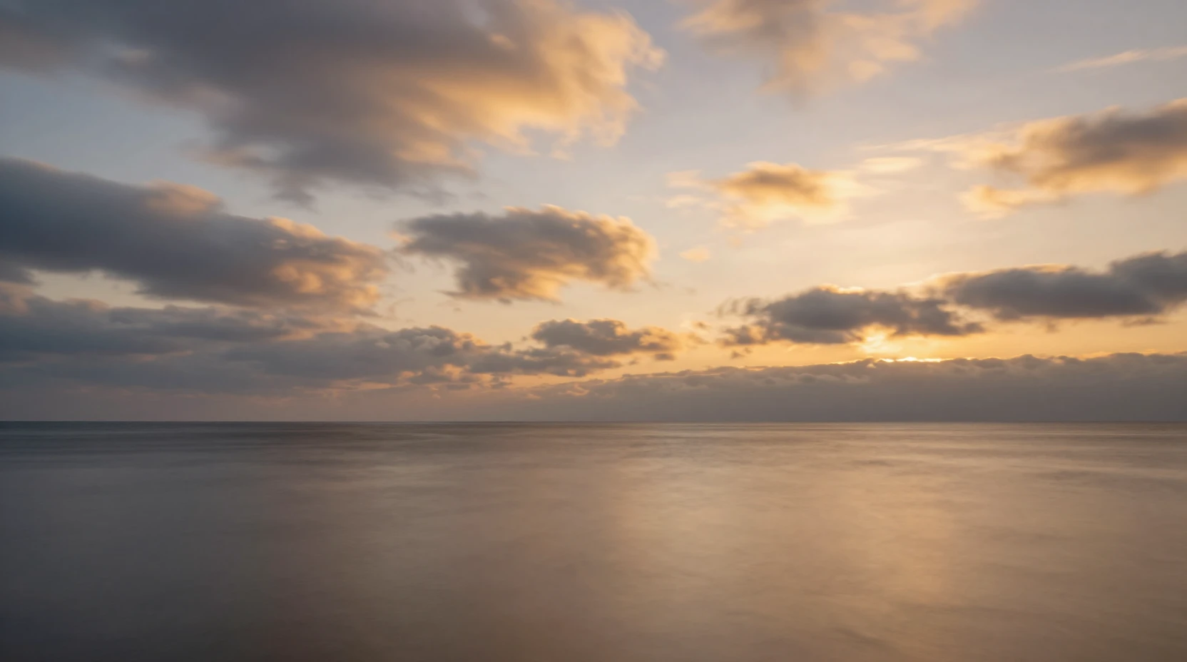 Mar calmo de outono ao crepúsculo refletindo um céu cintilante