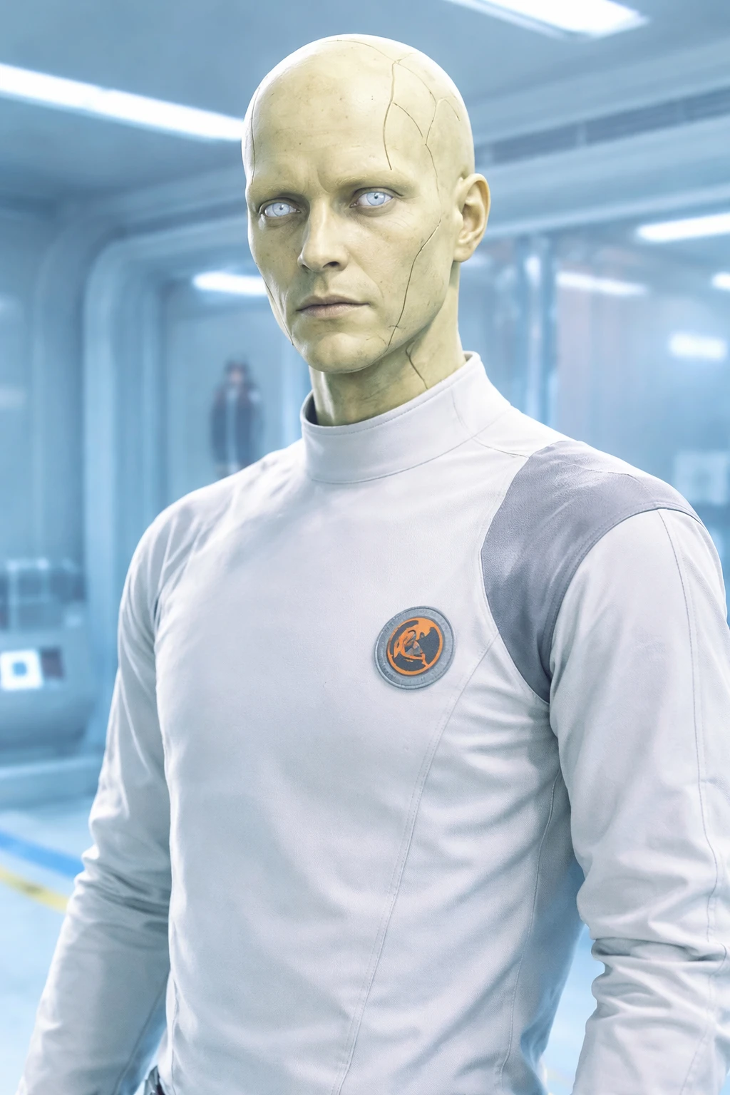 Androide sintético de pele amarela em uniforme branco dentro de um instituto