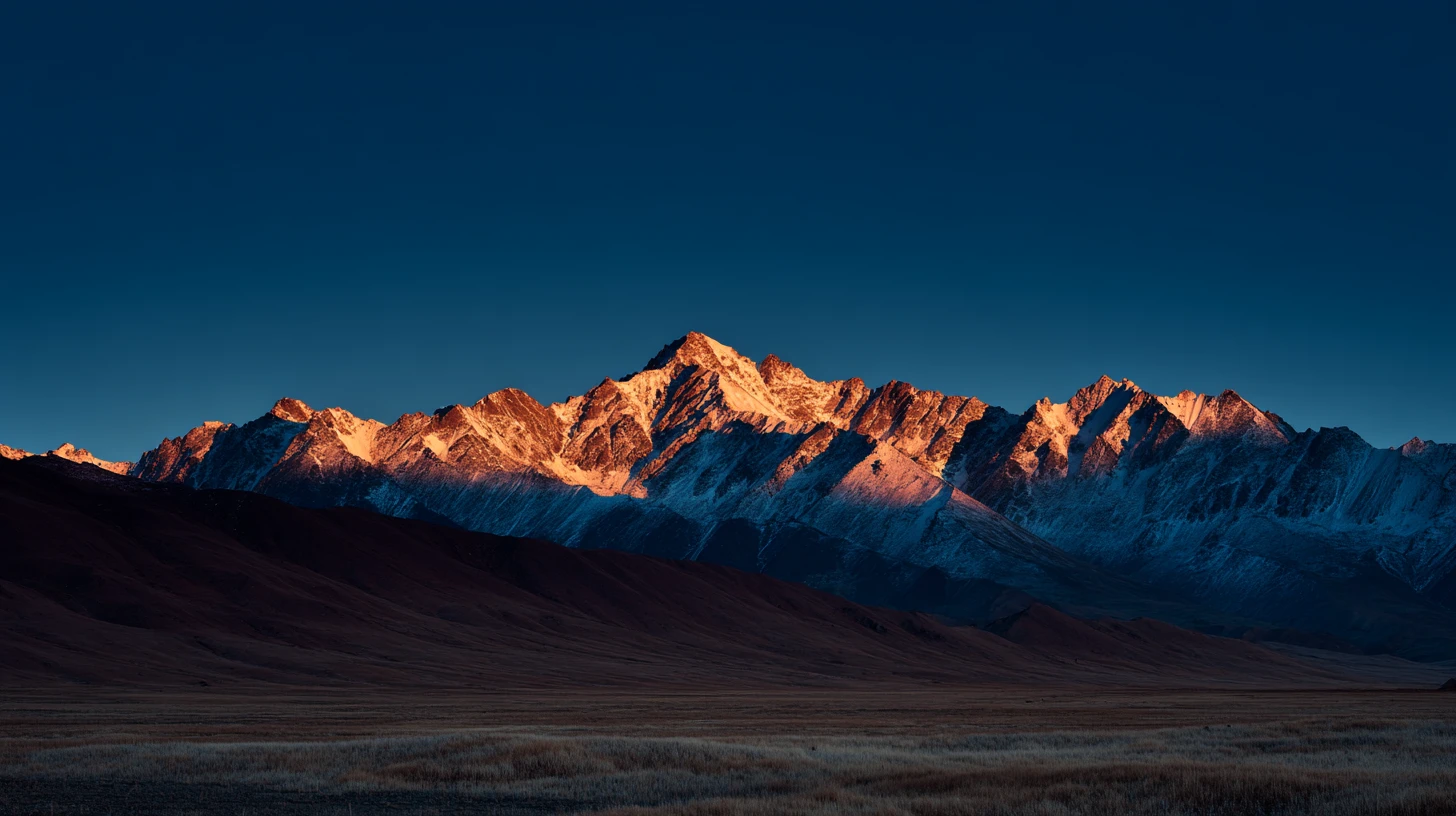 Luz do amanhecer dividindo uma remota cordilheira em Xinjiang