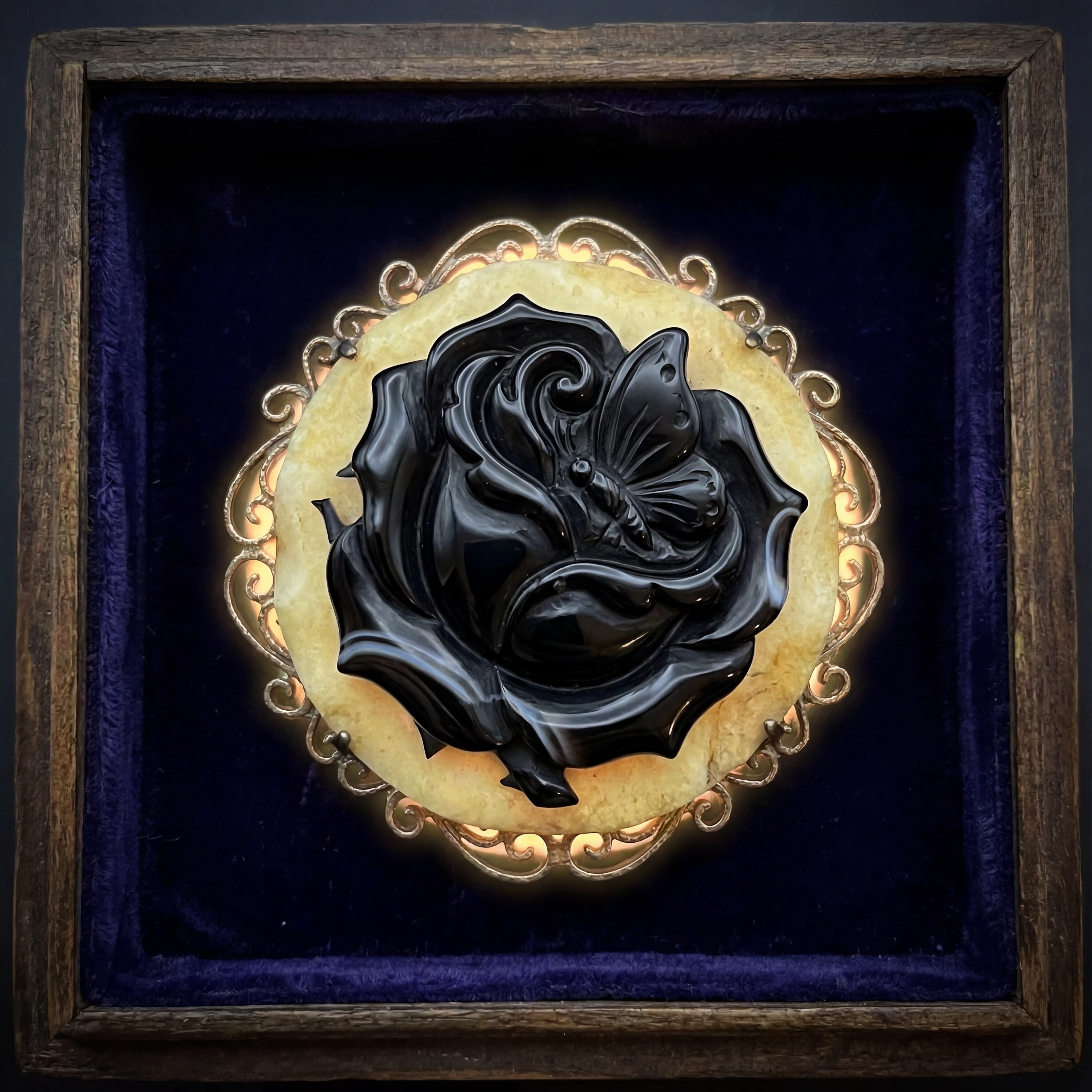 Onyx-Kameenbrosche mit dorniger Rose und Schmetterling