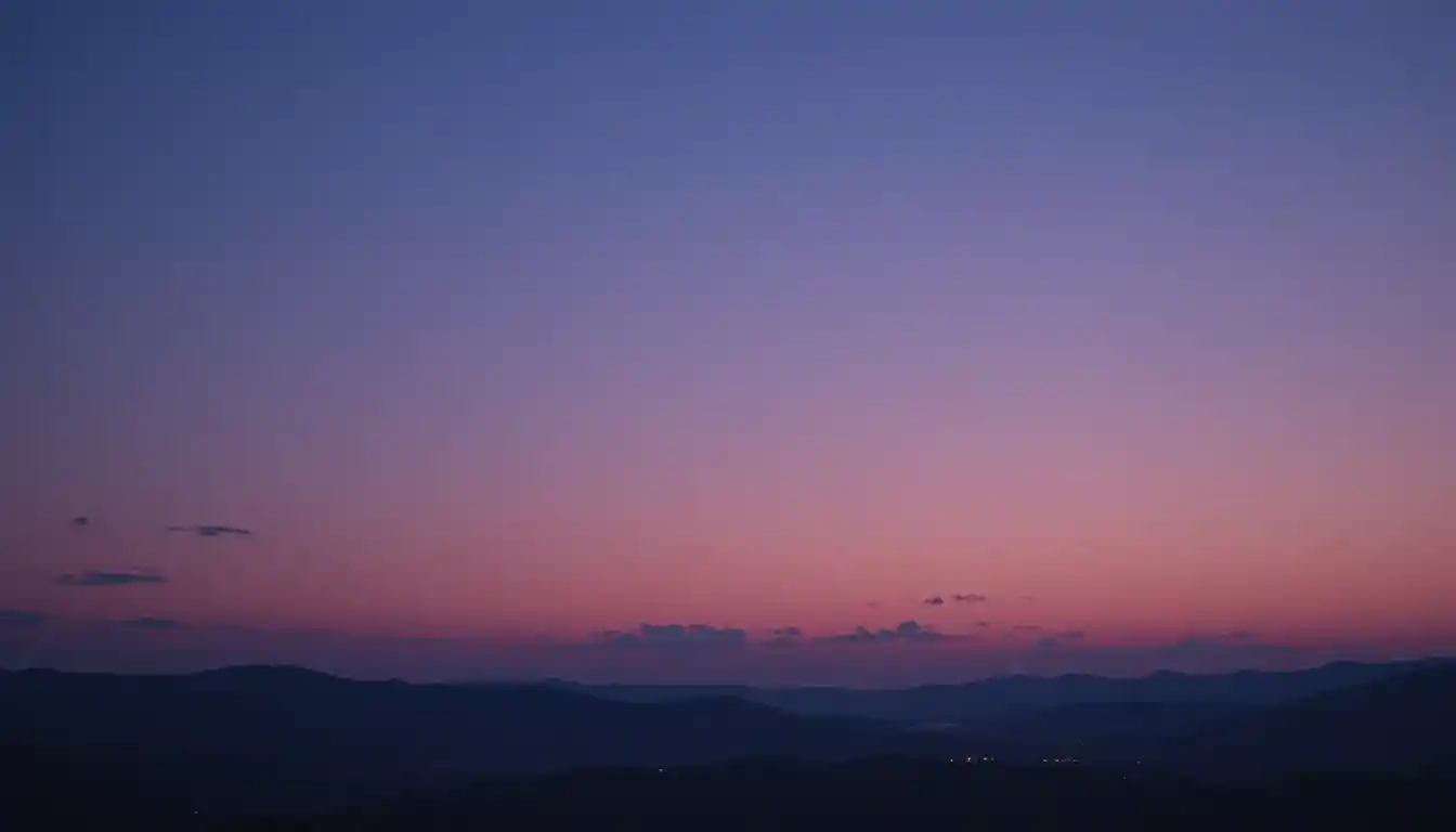 Weiter Abendhimmel mit Bergen und weich verstreuten Wolken