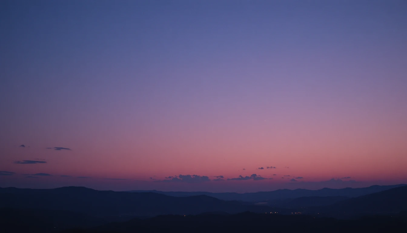 Weiter Abendhimmel mit Bergen und weich verstreuten Wolken