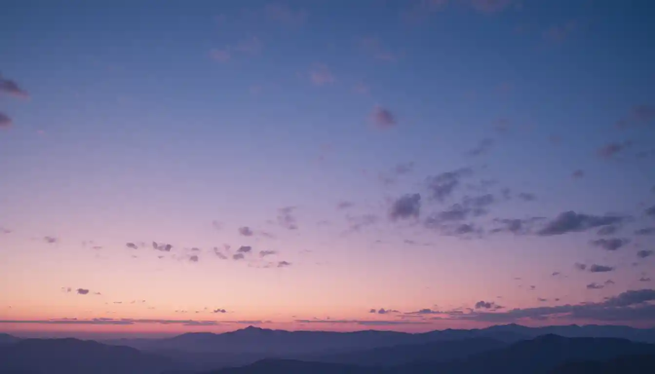 Weitläufiger Abendhimmel über fernen Bergsilhouetten