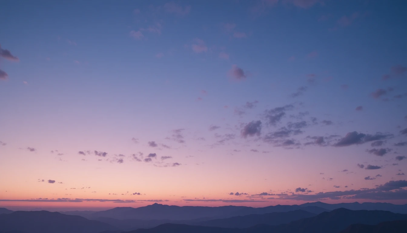 Weitläufiger Abendhimmel über fernen Bergsilhouetten
