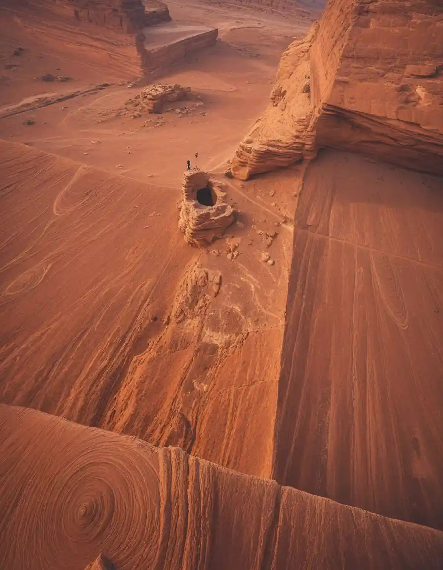 Figura meditando en un vasto y antiguo desfiladero del desierto