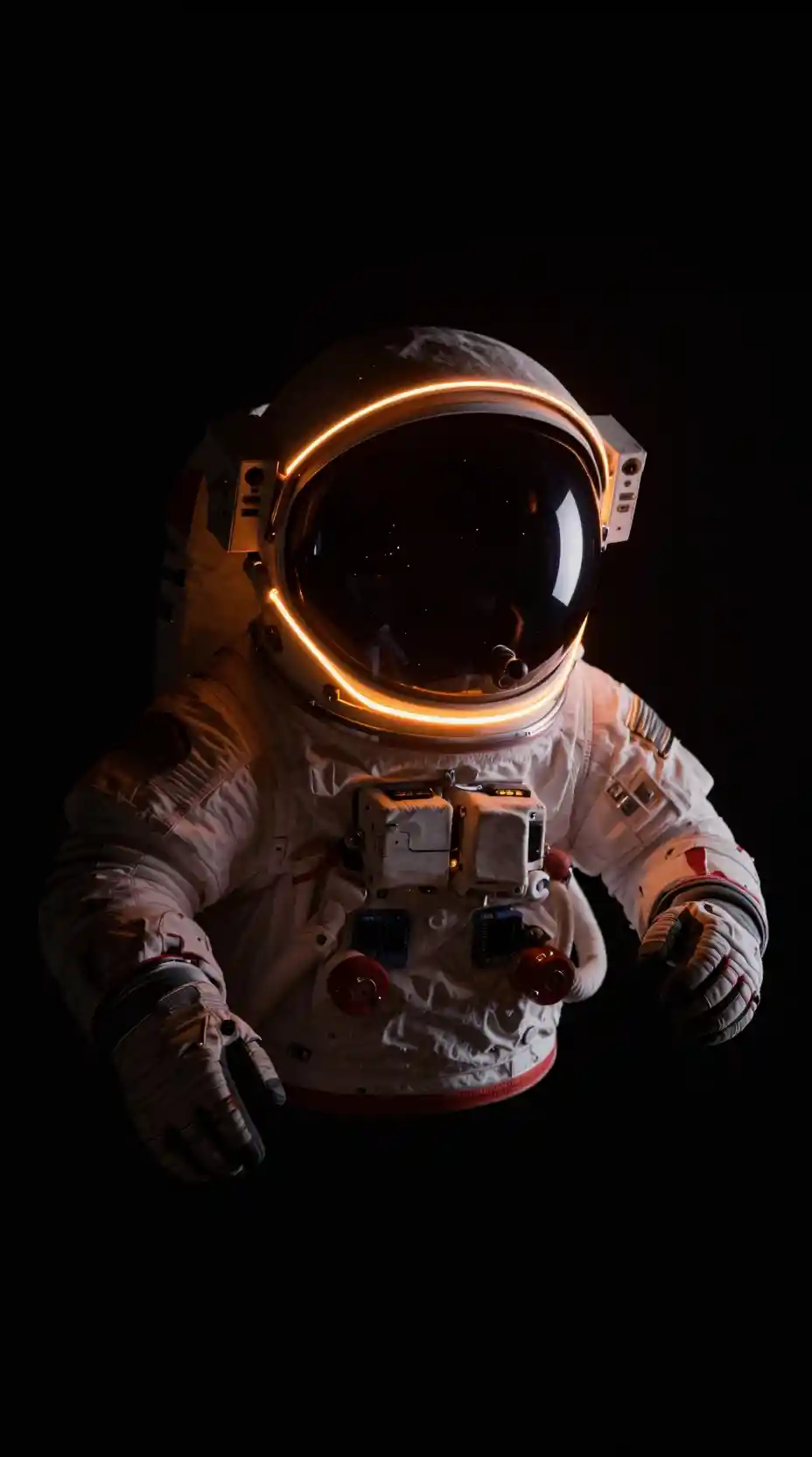 Astronautenhelm mit leuchtendem Neon-Rimlight im Weltraum