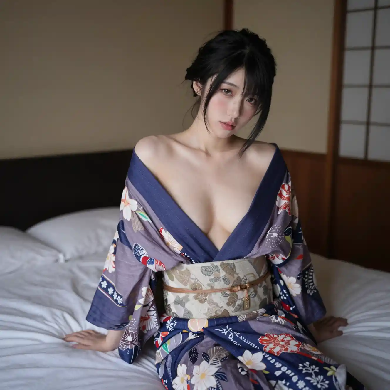 Mulher japonesa de quimono em um quarto sereno