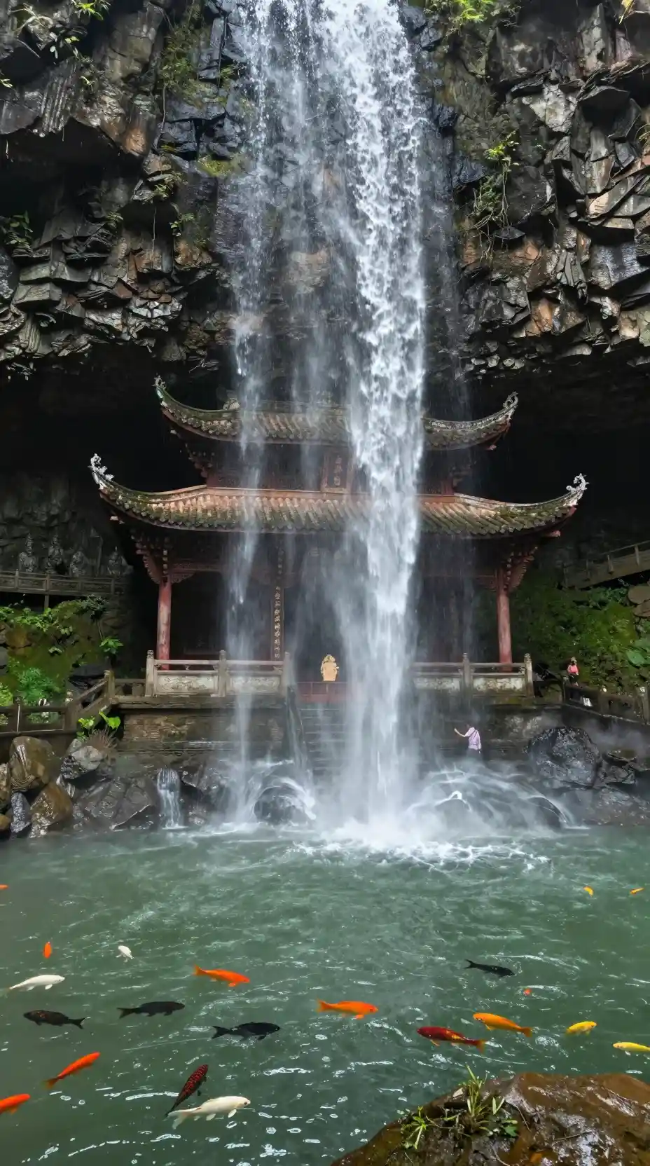 Templo antigo sob uma cachoeira em caverna