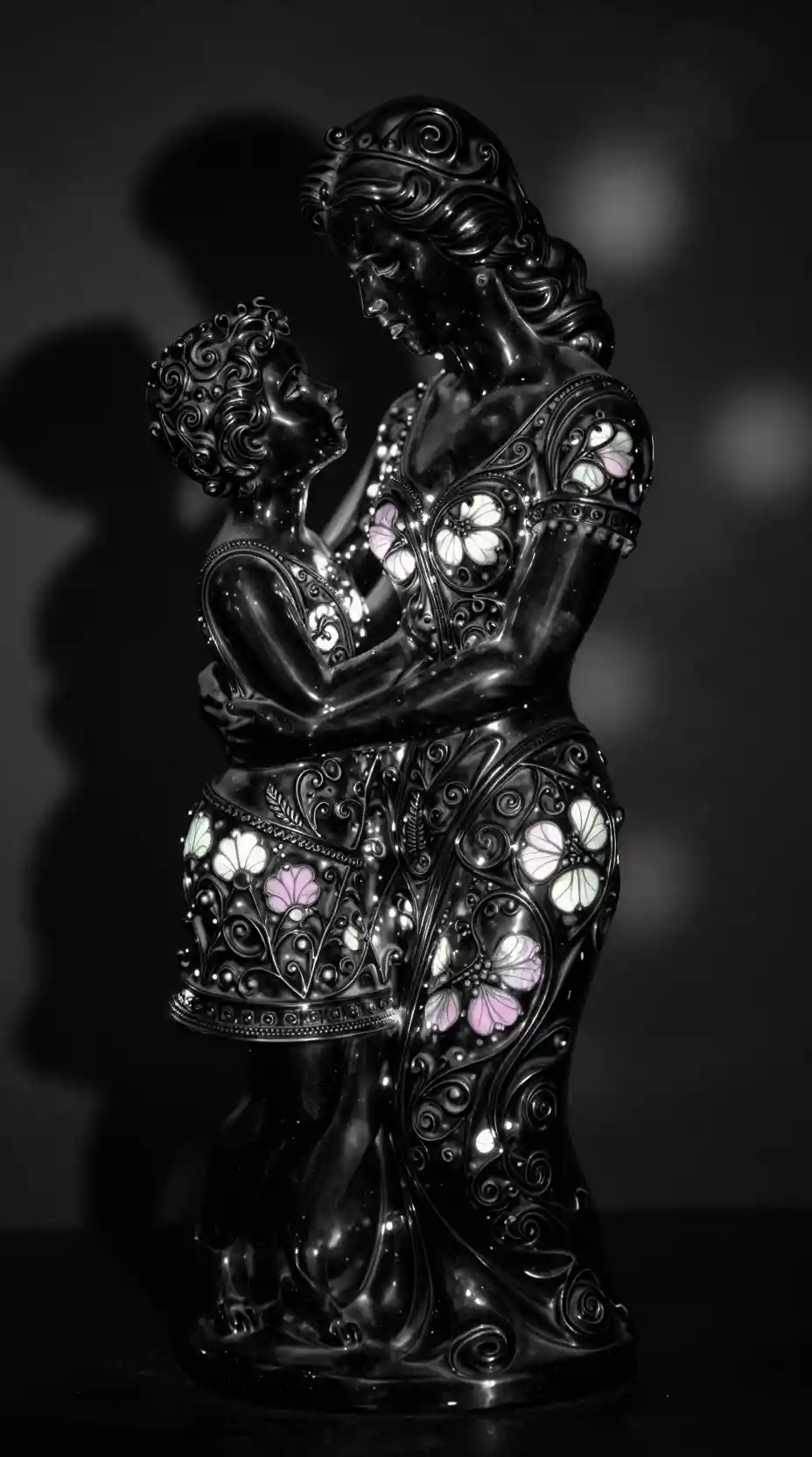 Scultura in Porcellana Luminosa di Madre e Bambino nel Morbido Bokeh
