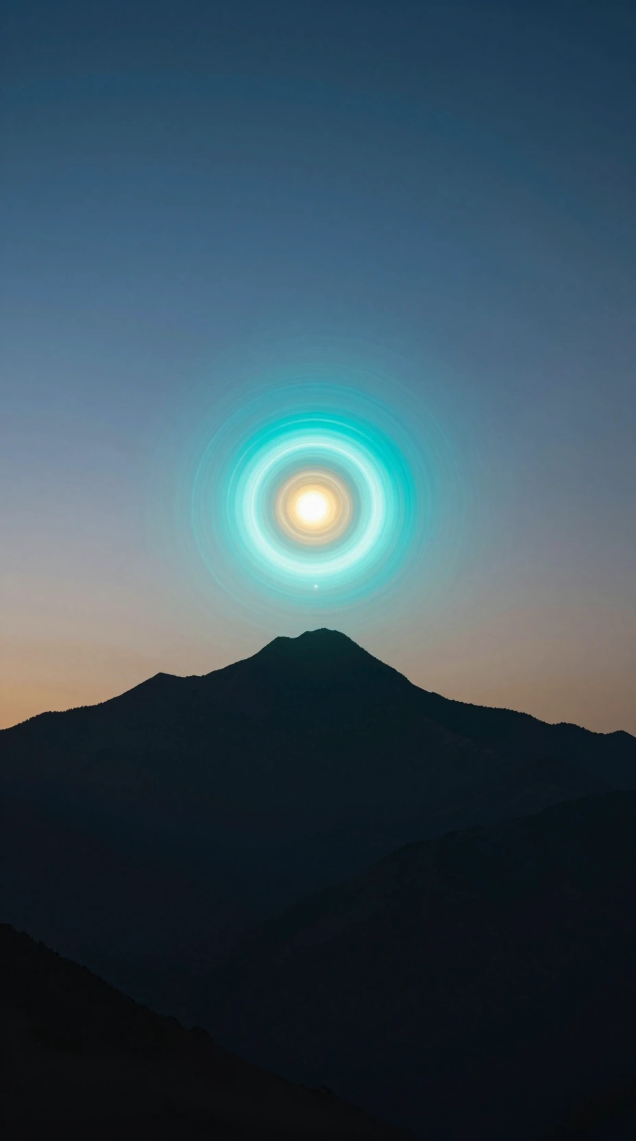 Arco luminoso de luz sobre uma crista montanhosa acidentada