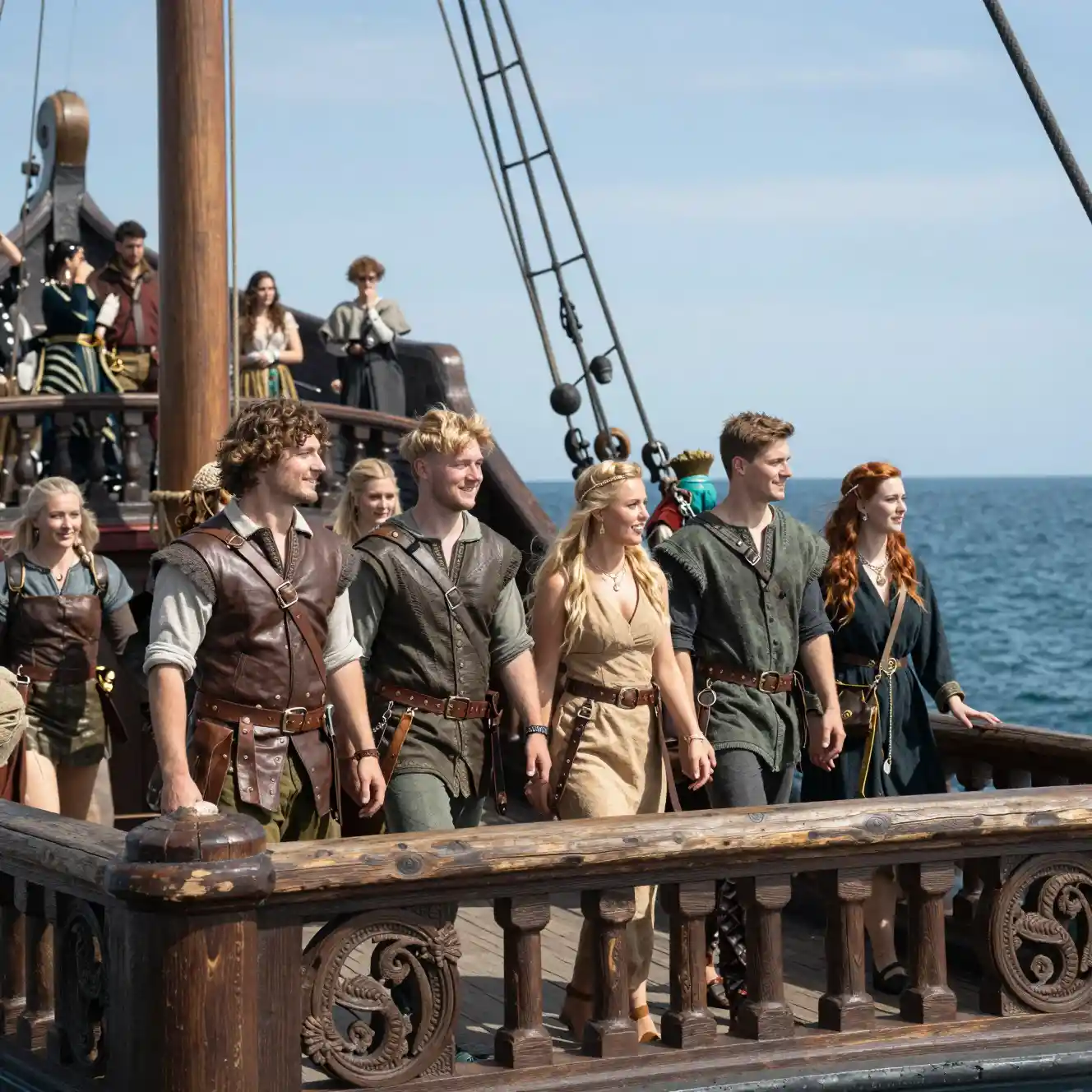 Jóvenes aventureros en un barco de fantasía disfrutando del mar