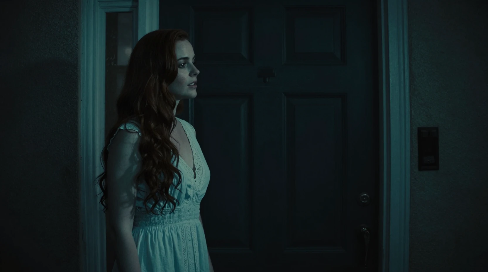 Femme devant sa porte d’entrée dans une lumière cinématographique sombre