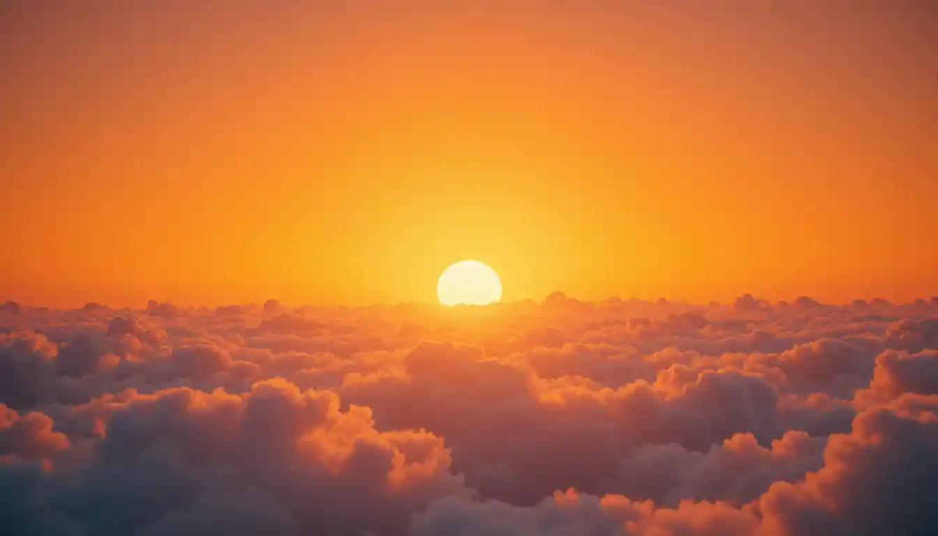 Céu sereno de amanhecer laranja com nuvens brancas brilhantes no horizonte