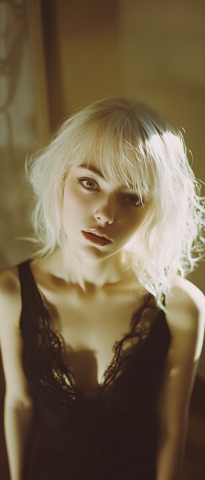 Portrait nostalgique sur pellicule d’une fille gothique blonde platine