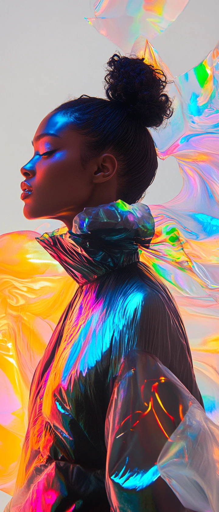 Donna in haute couture neon scultorea davanti ad architettura bianca