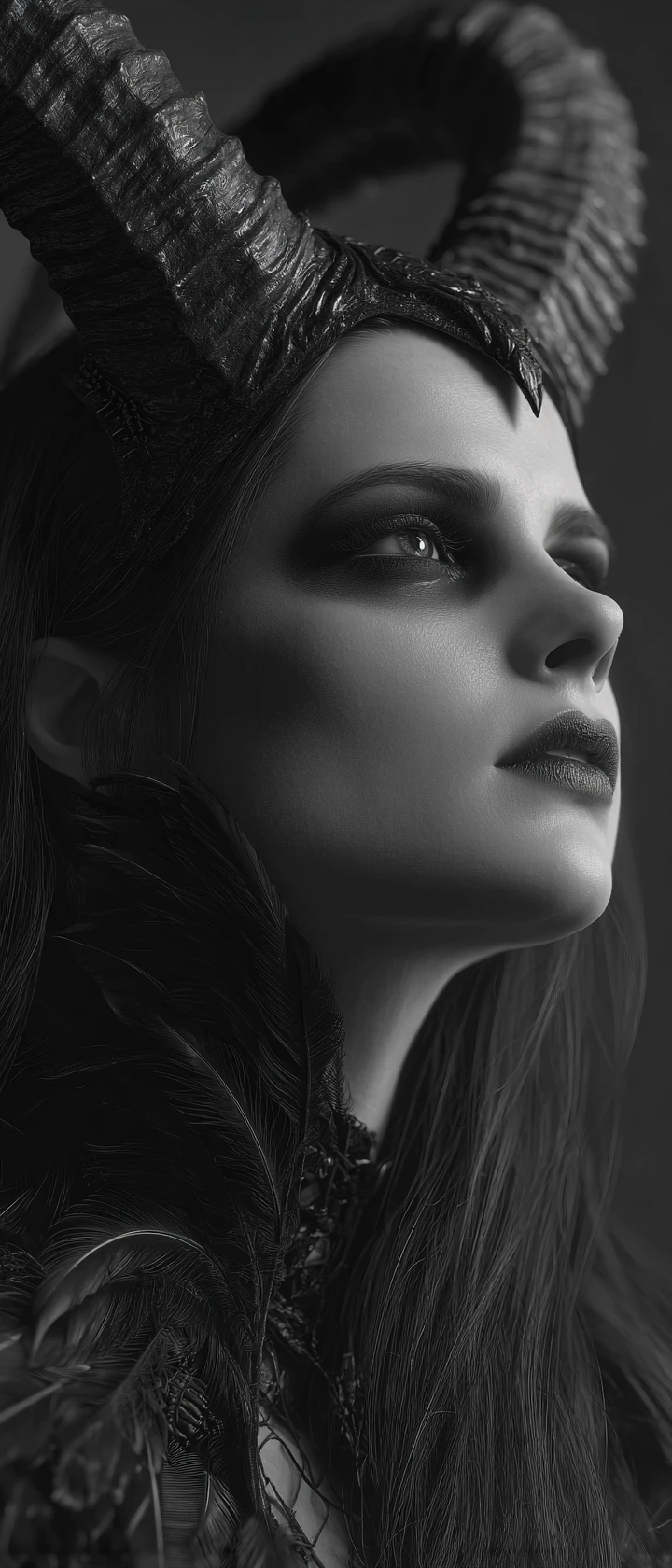 Femme gothique cornue dans un portrait surréaliste en noir et blanc