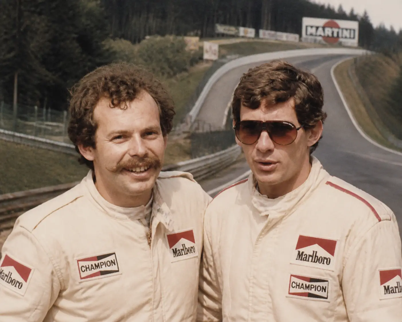 Due piloti di F1 in piedi insieme a Spa-Francorchamps