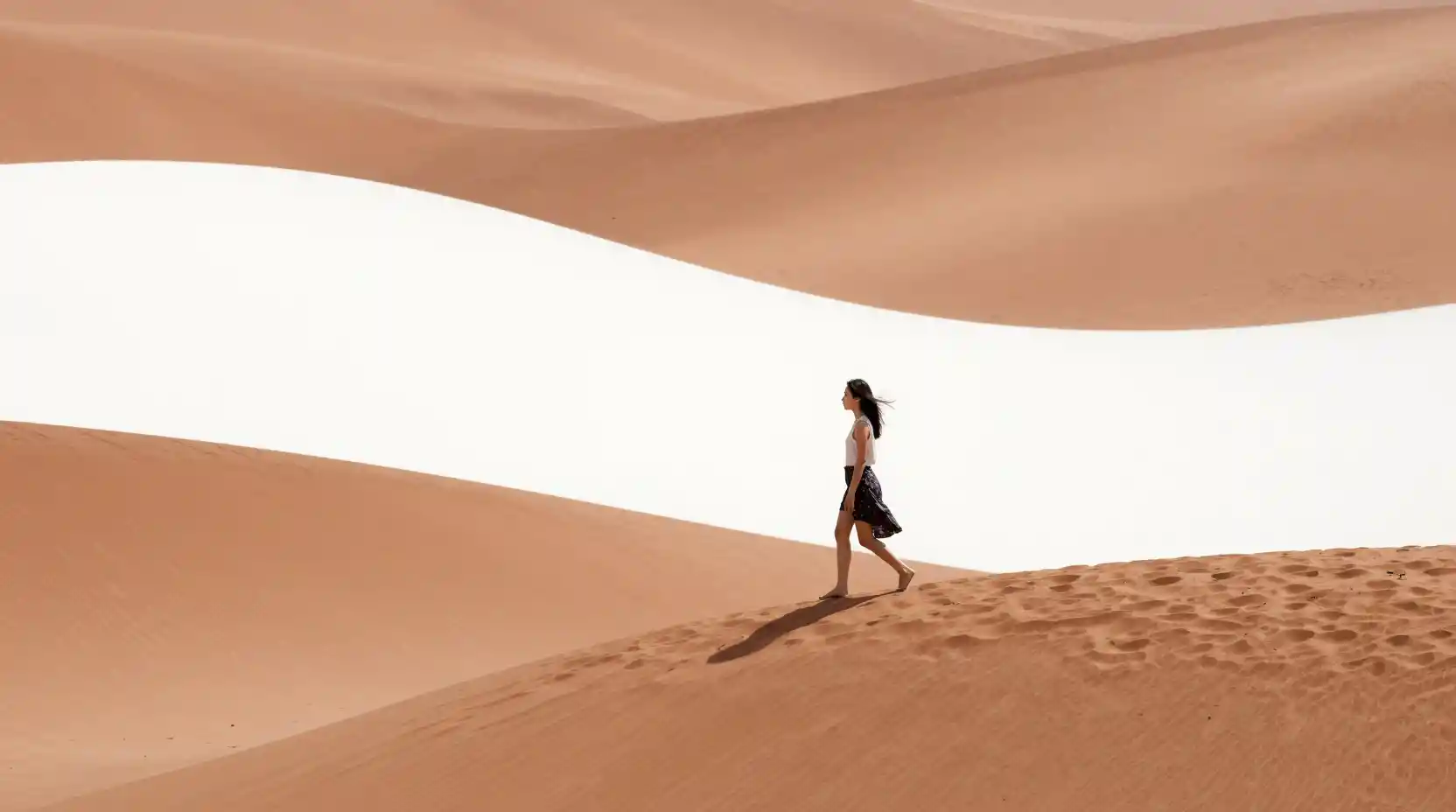 Donna che si allontana camminando su una collina aperta e astratta