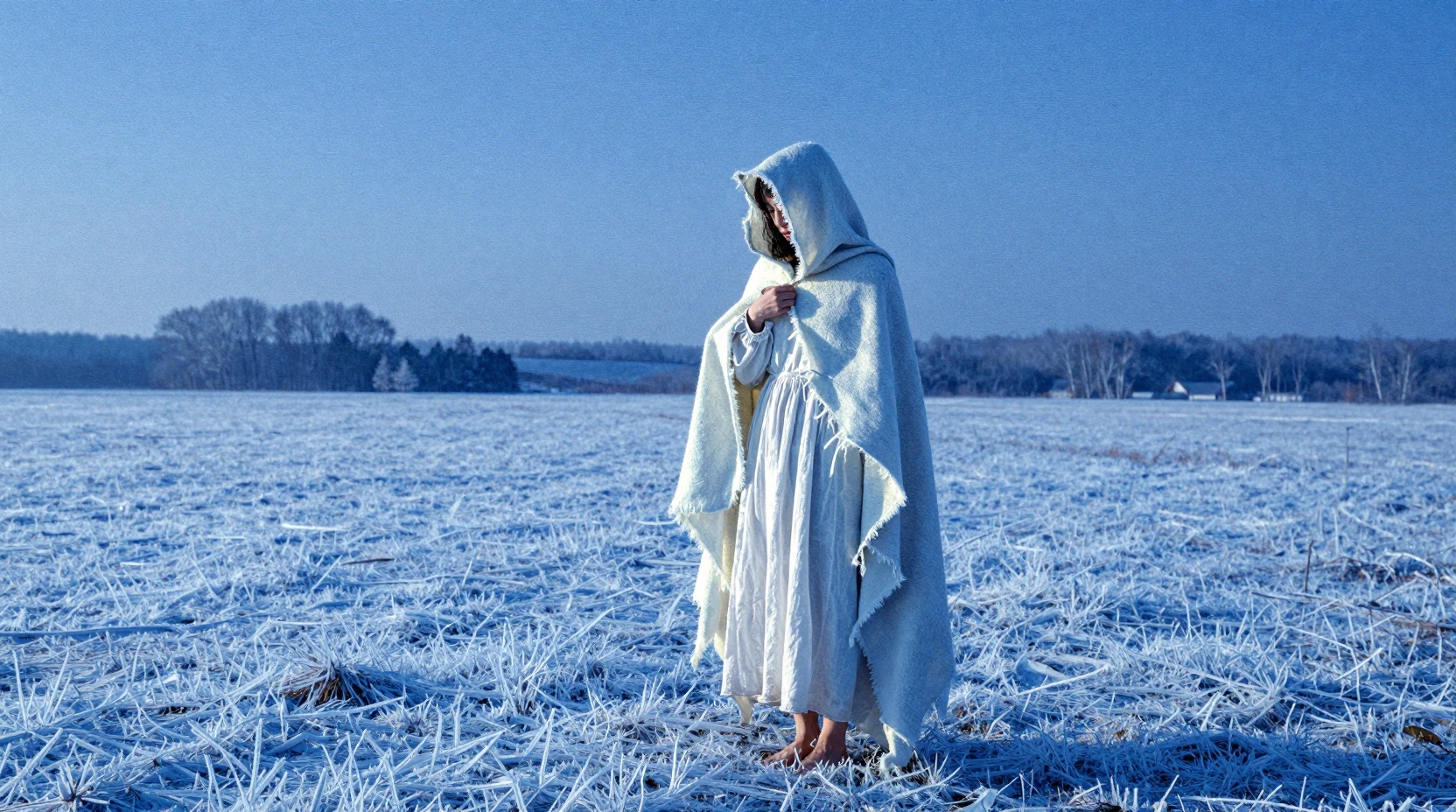 Mulher desprendendo um manto brilhante em uma vasta paisagem de inverno