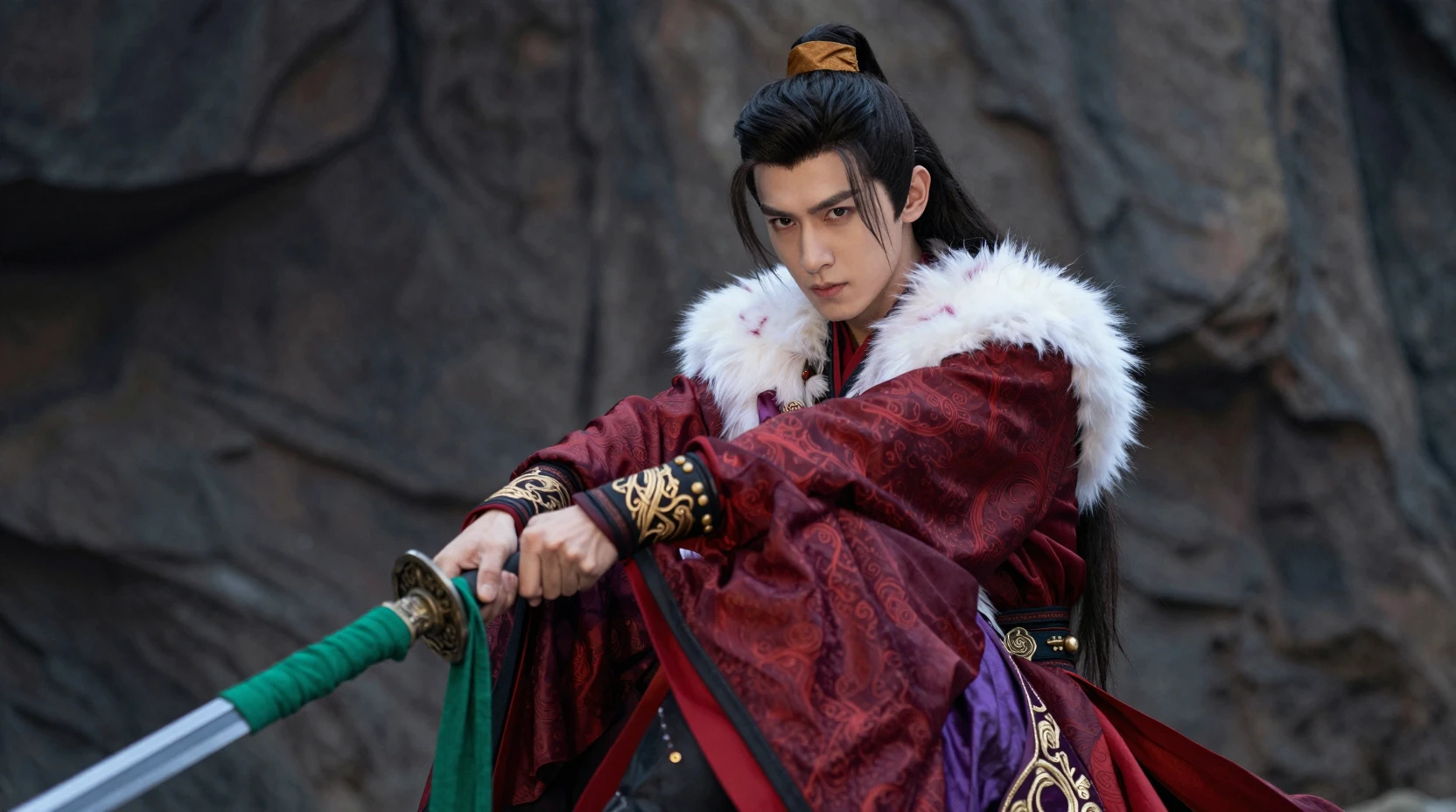 Jovem guerreiro chinês com espada em plano baixo cinematográfico