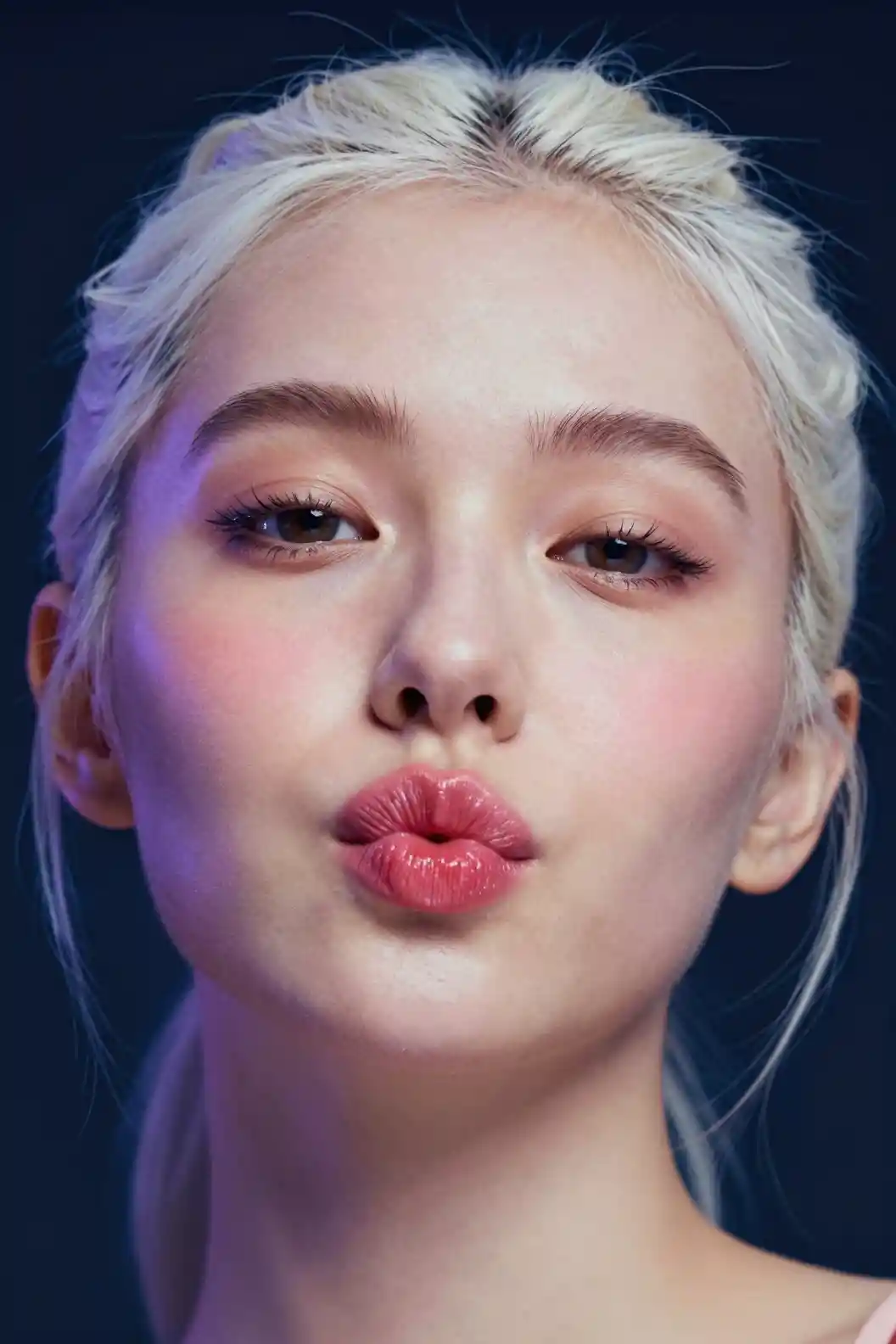 年輕女性的俏皮近距離人像
