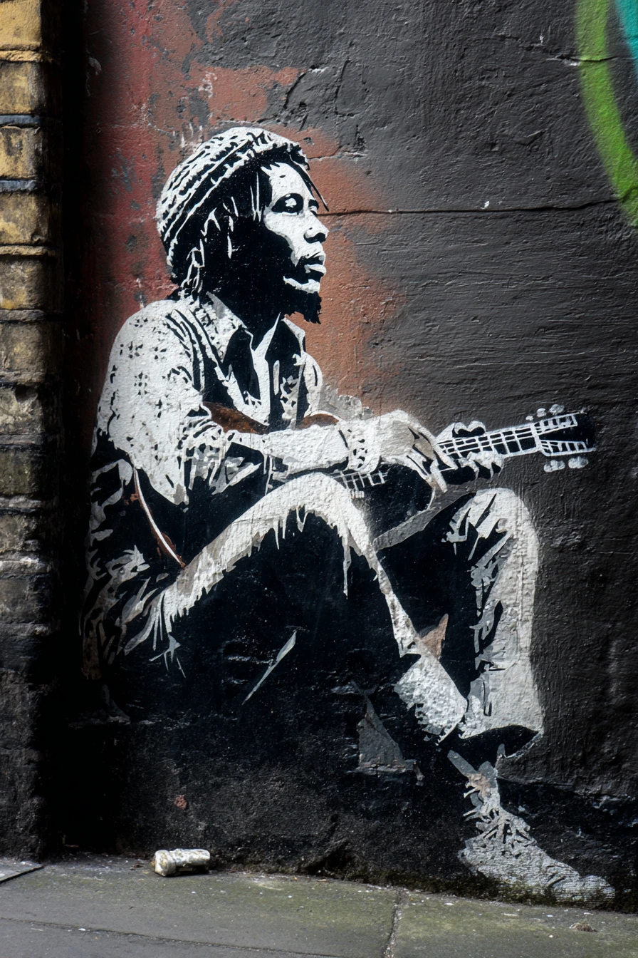 Rat musicien avec dreadlocks dans une ruelle brumeuse de Londres