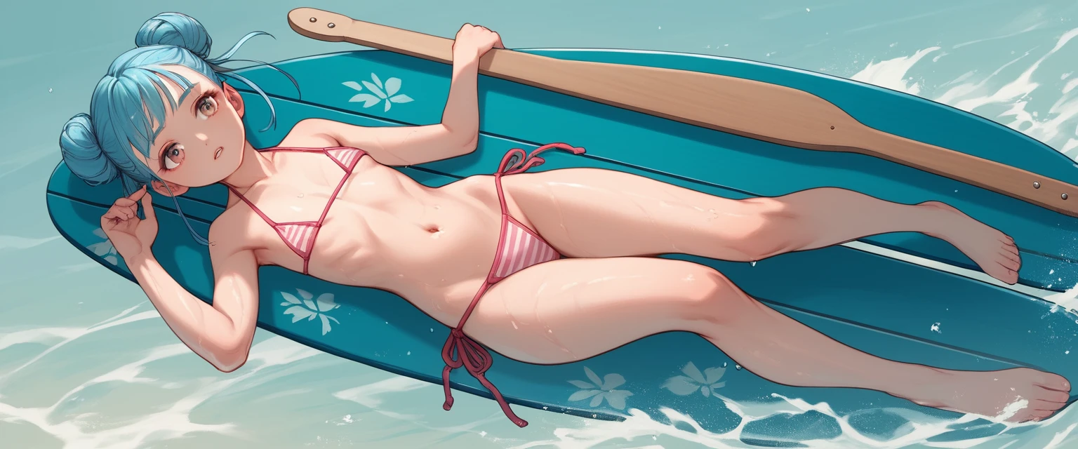 Fille aux cheveux bleus à genoux sur une planche de paddle sur une eau calme