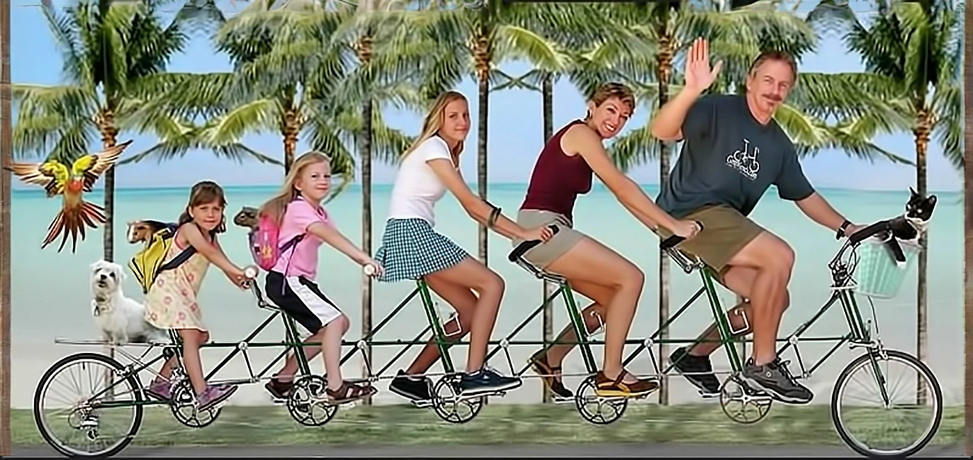 Famille à vélo sur un long tandem vert sur une plage tropicale