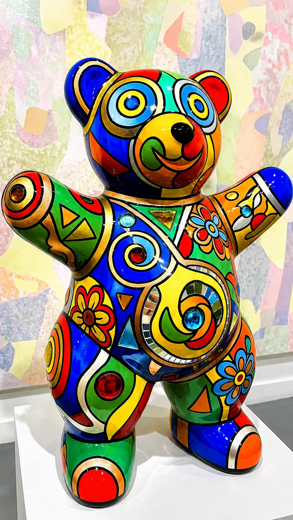 Escultura alegre de urso de pelúcia moderno com padrões abstratos coloridos
