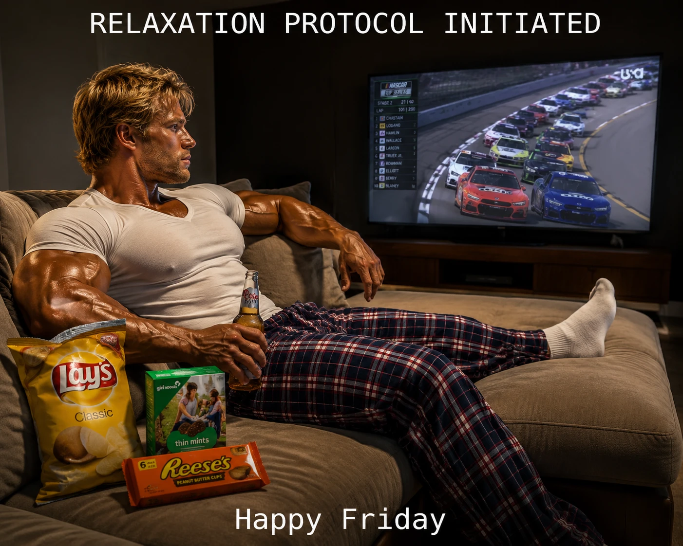 Homem loiro musculoso relaxando no sofá com petiscos e cerveja