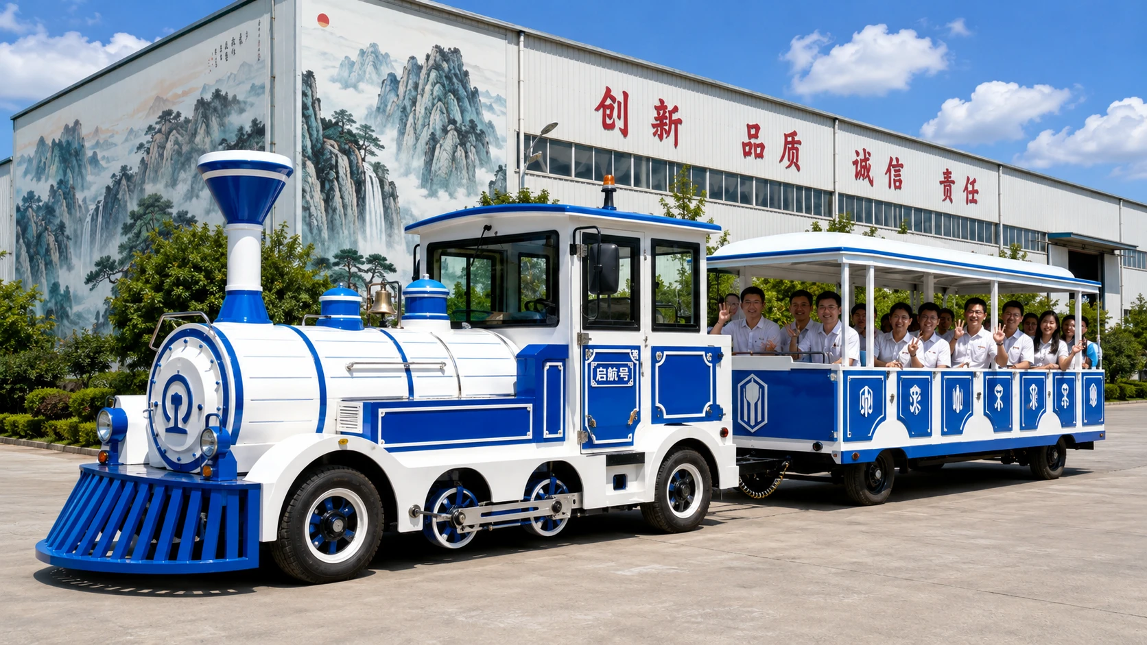 笑顔の乗客でいっぱいのカラフルなミニ蒸気機関車