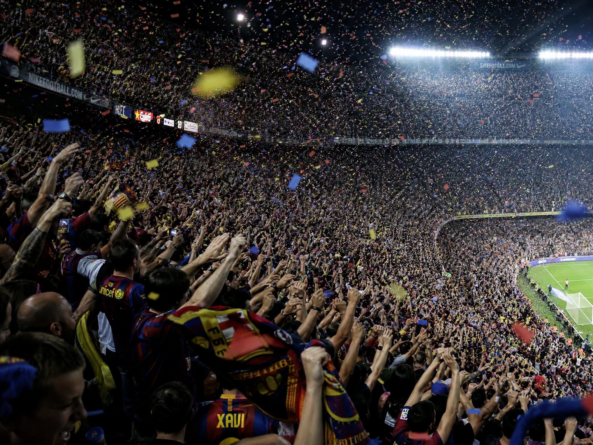 Immense foule en liesse dans un stade de football