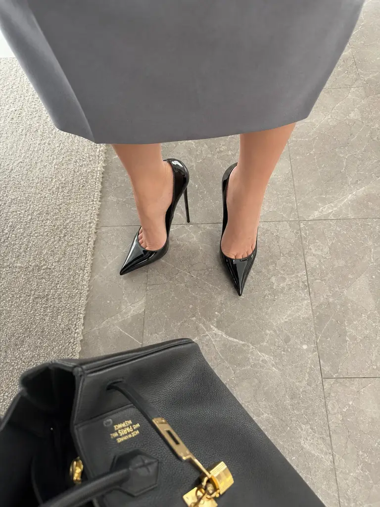 실내 바닥 위 검은 하이힐의 로우 앵글 뷰