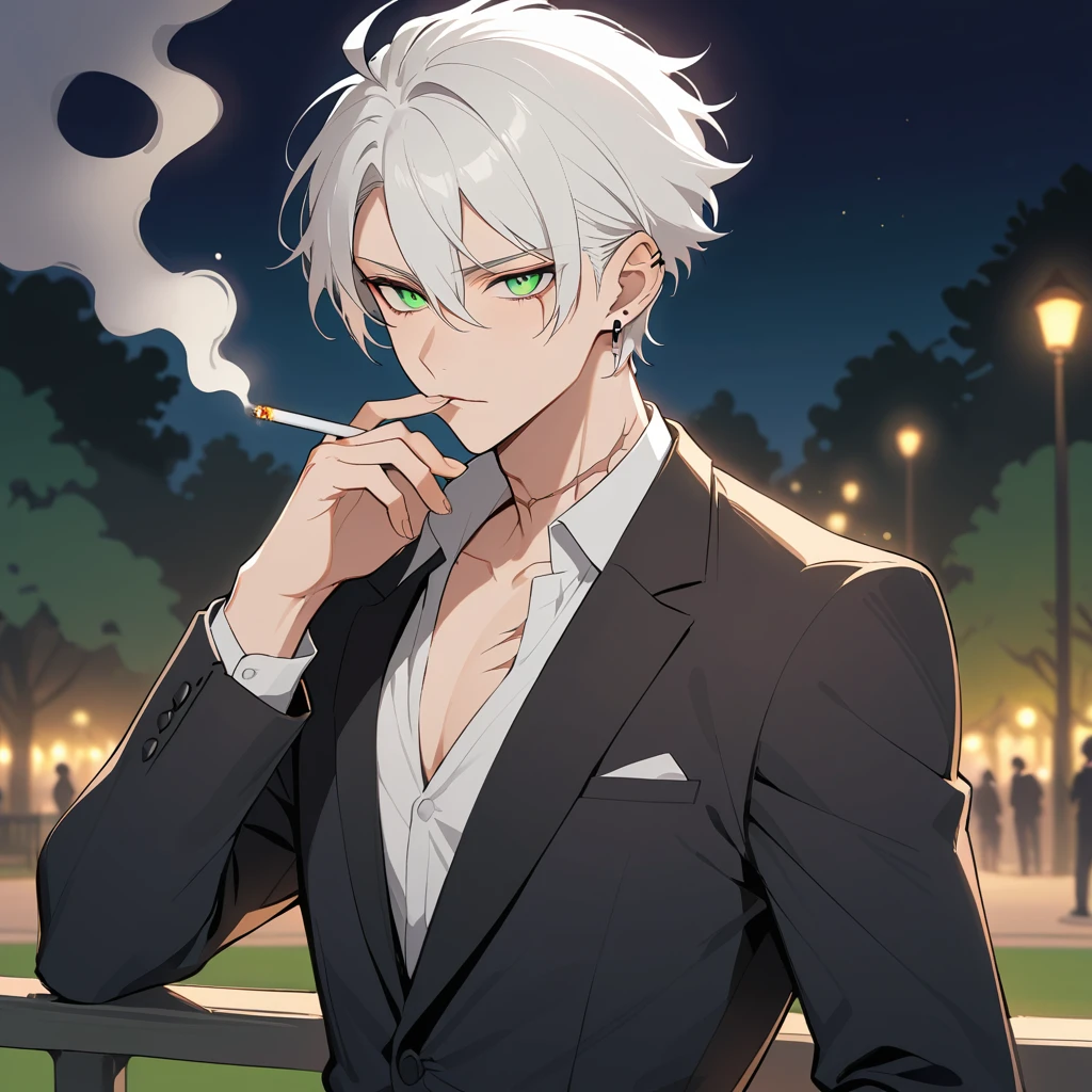 昏暗夜色公園中抽菸的黑西裝男子