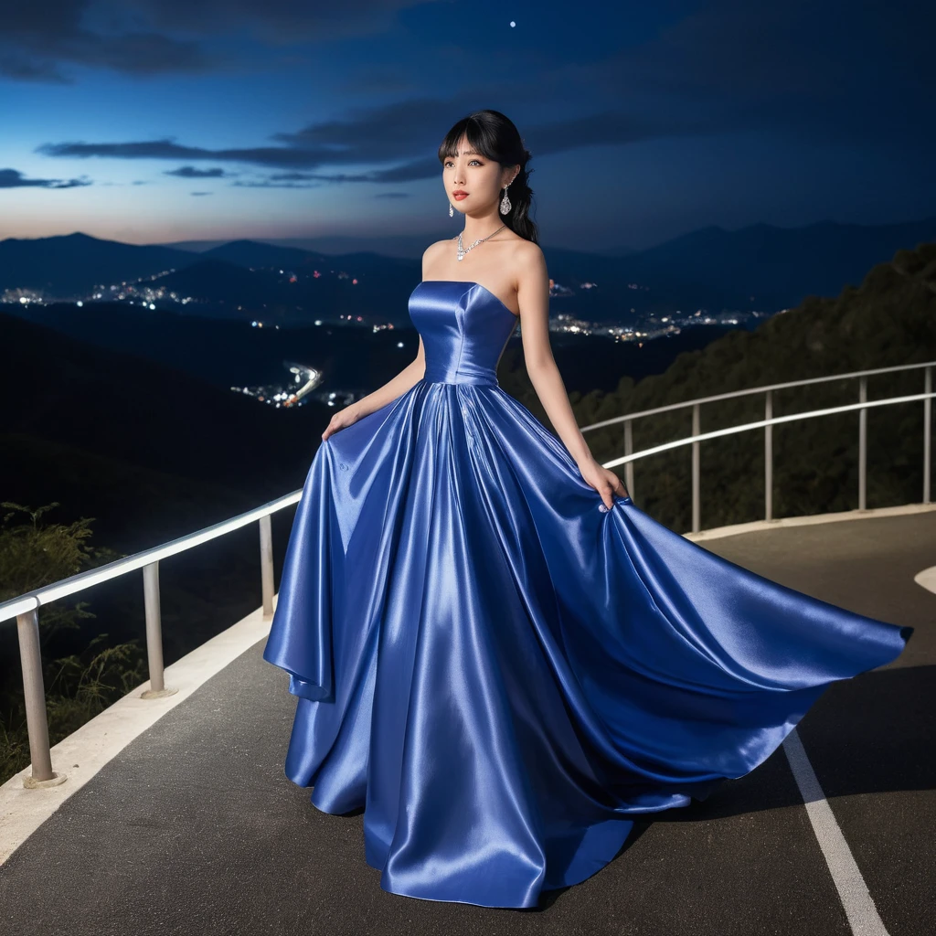 Mulher elegante em vestido de cetim azul‑royal à noite