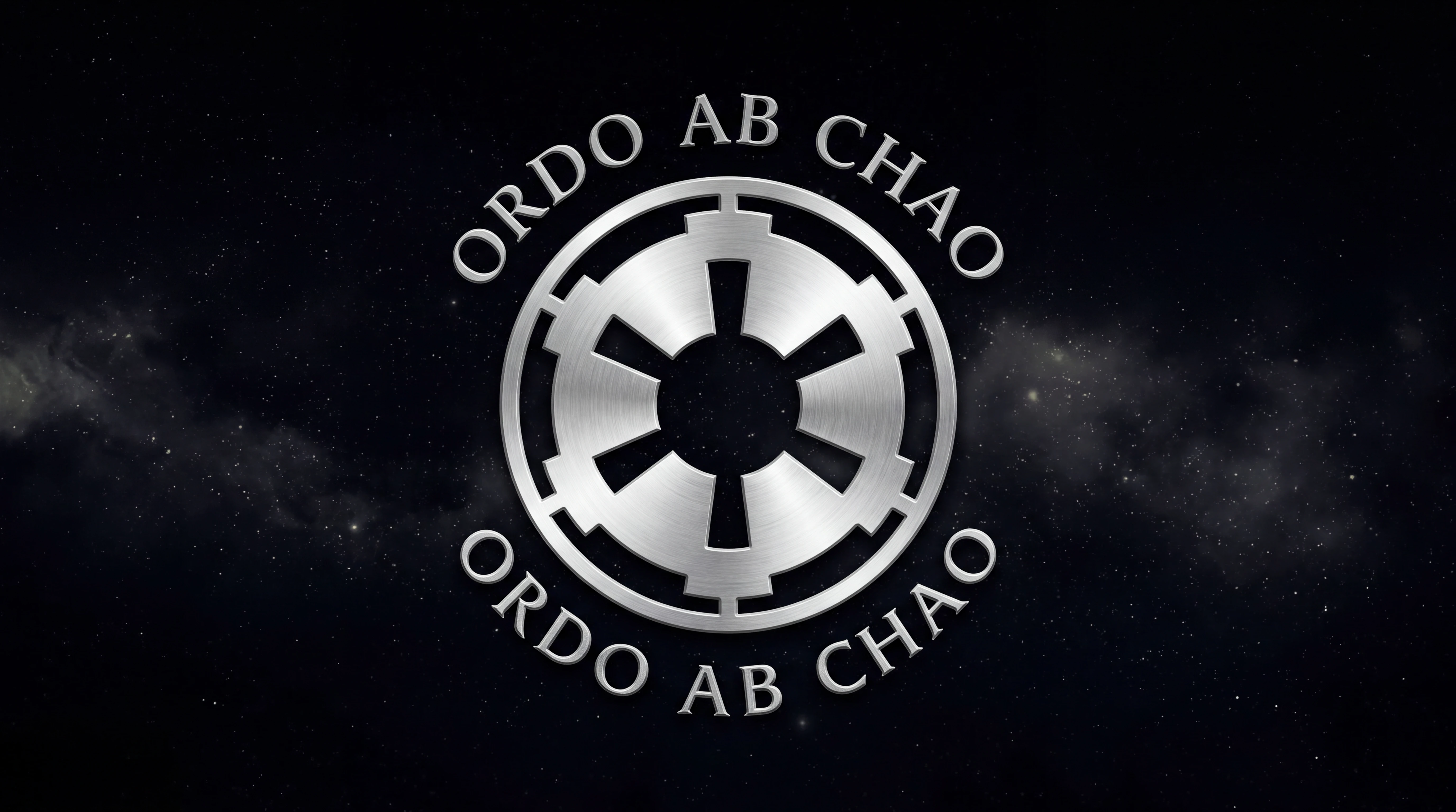 黒地に「ordo ab chao」の文字が入った銀色の銀河エンブレム