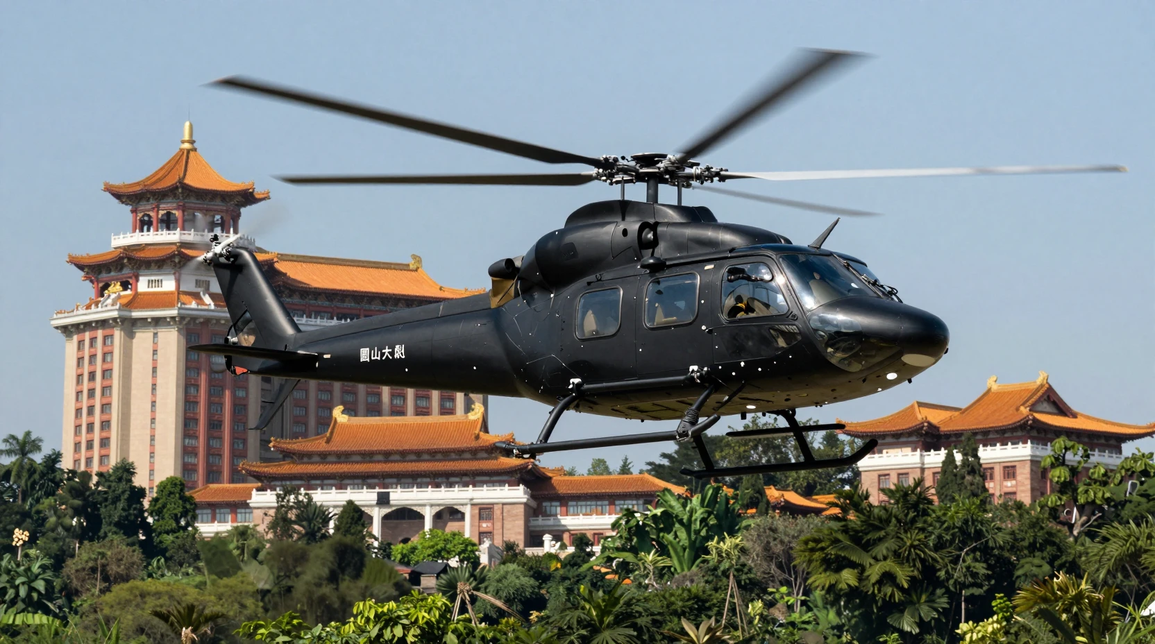 Elicottero nero in volo stazionario davanti a un grande hotel palazzo cinese
