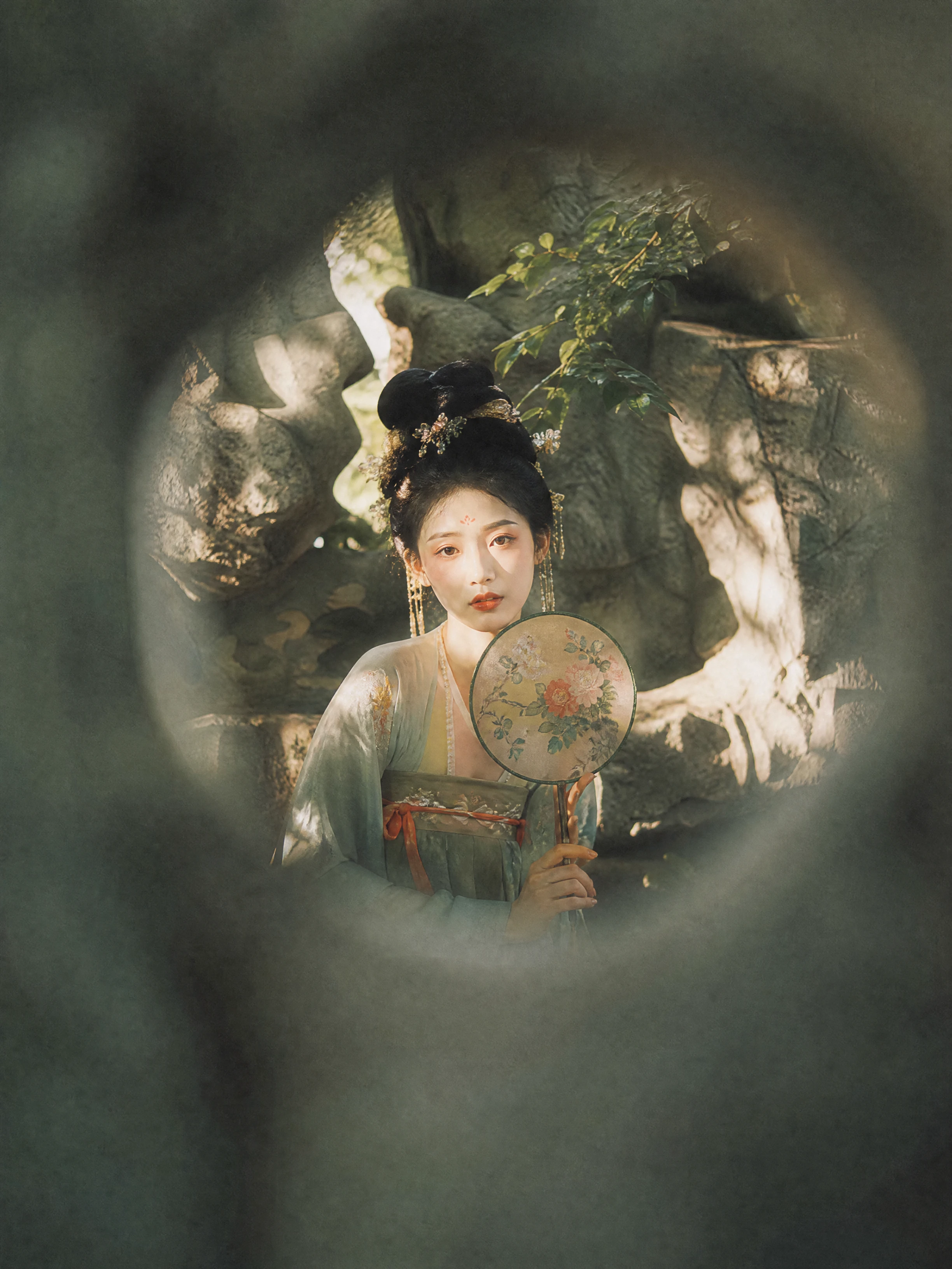 Retrato surreal de uma mulher em hanfu de seda da dinastia Tang