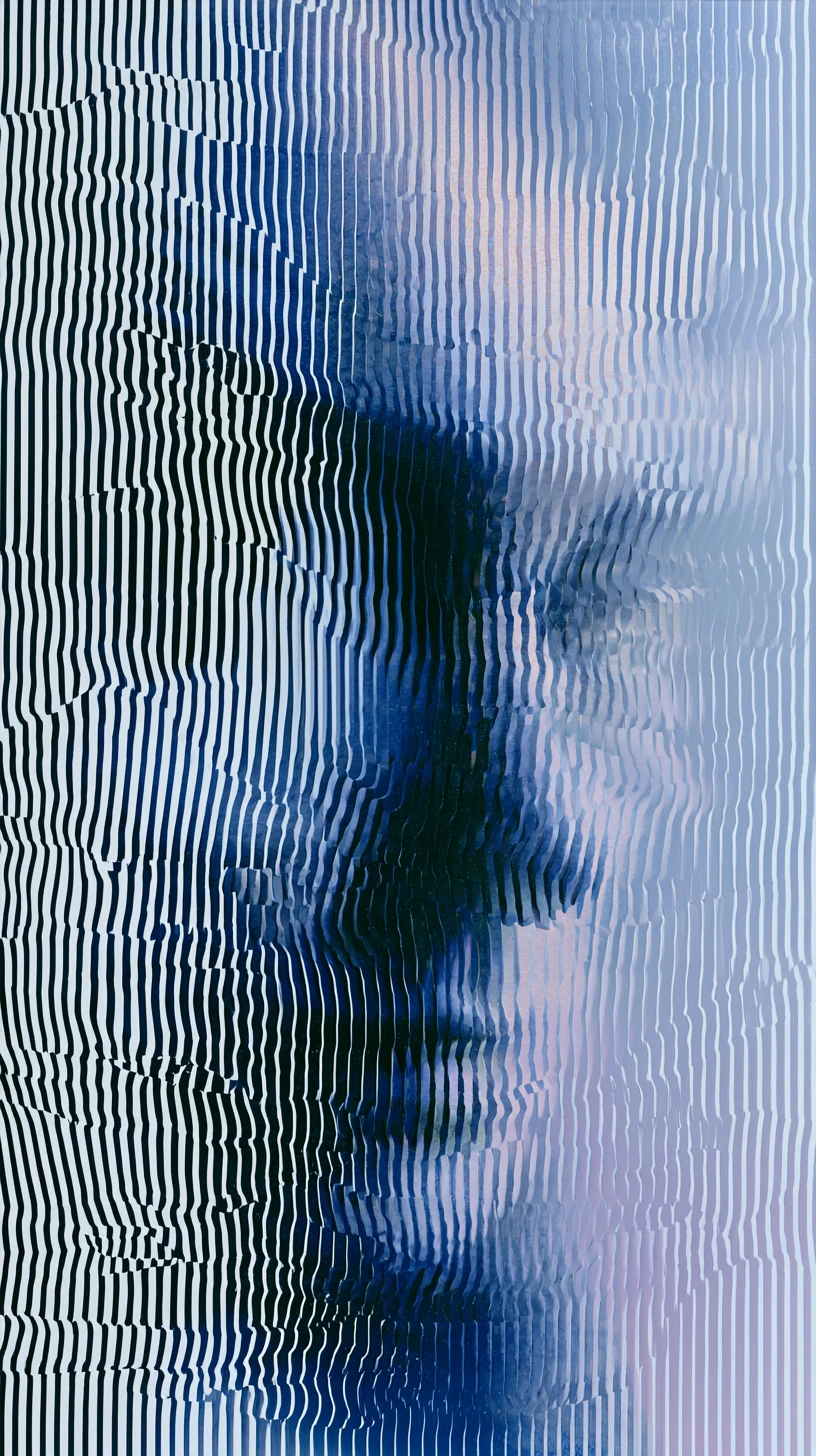 Ritratto astratto op art di un volto che emerge dalle onde