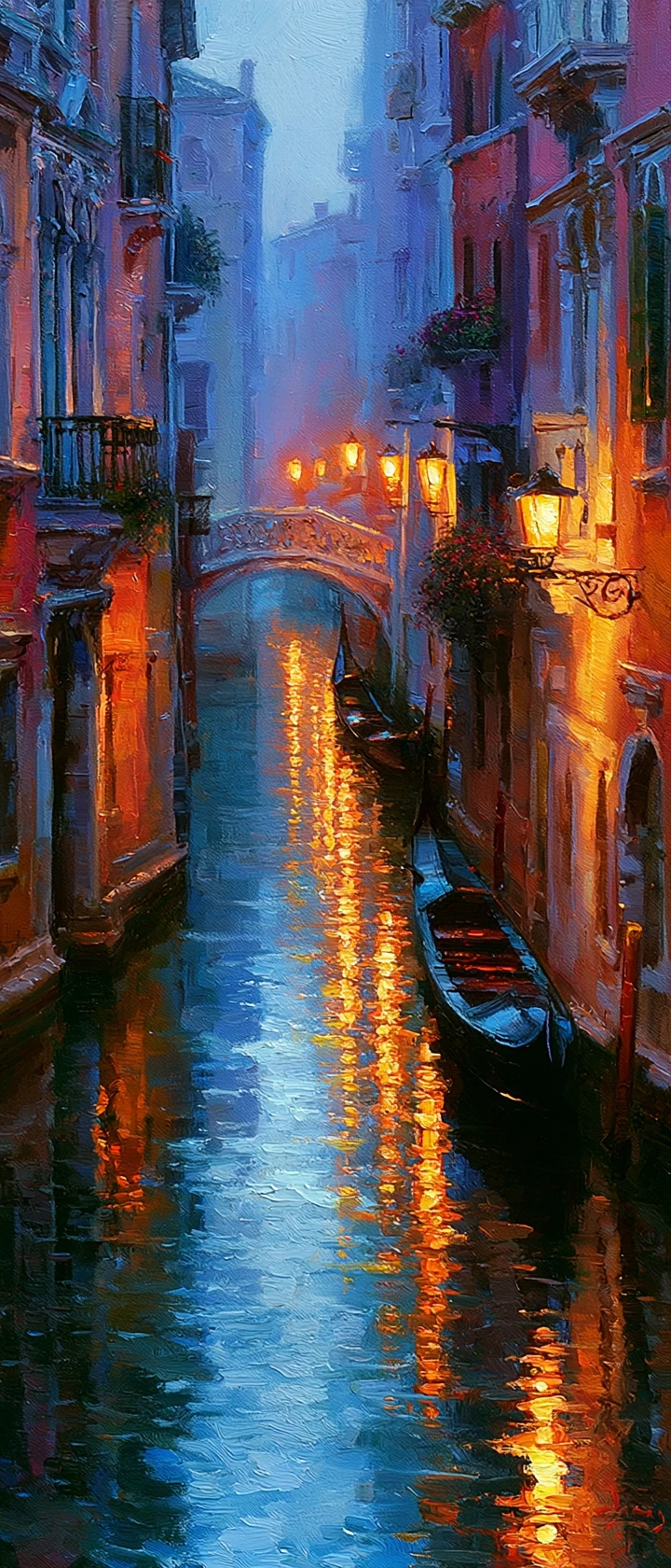 Romantischer venezianischer Kanal mit Gondeln im Zwielicht