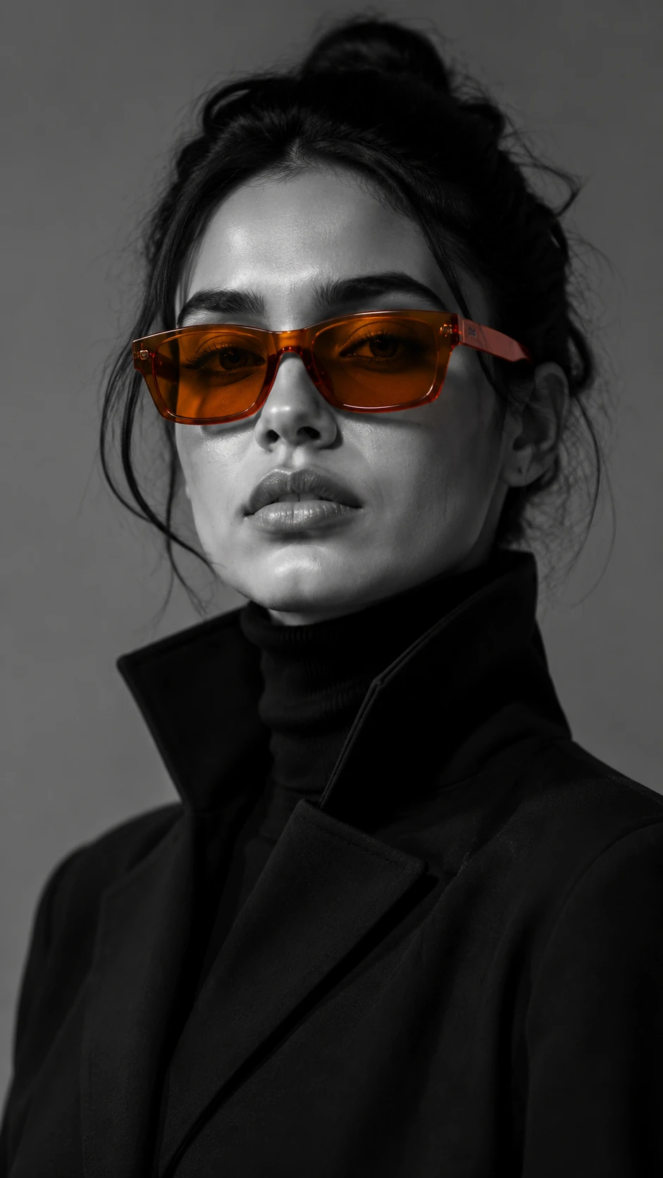 Retrato de moda monocromático com óculos de sol laranja marcantes