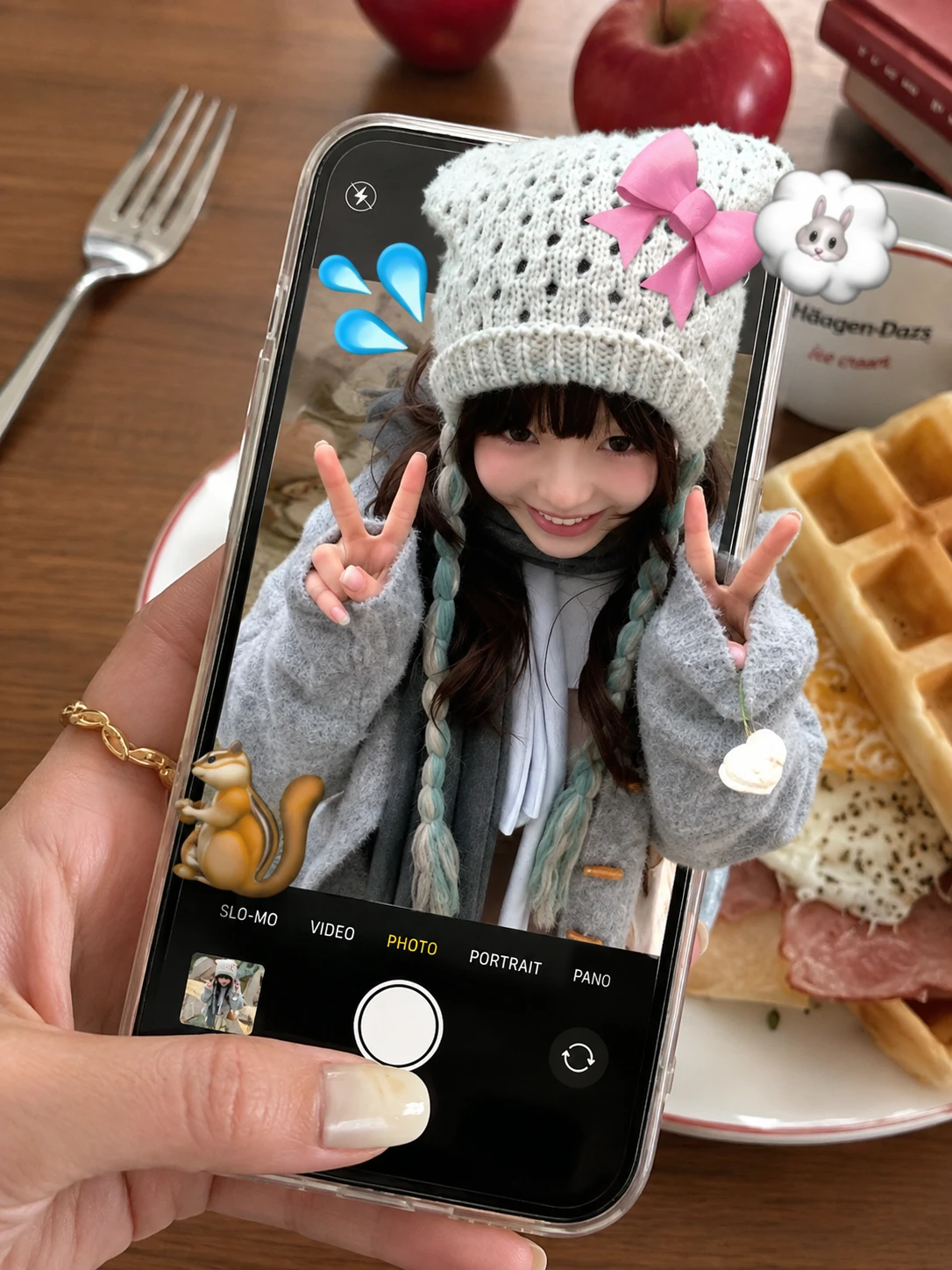 Selfie de chica en un smartphone sobre la mesa del desayuno