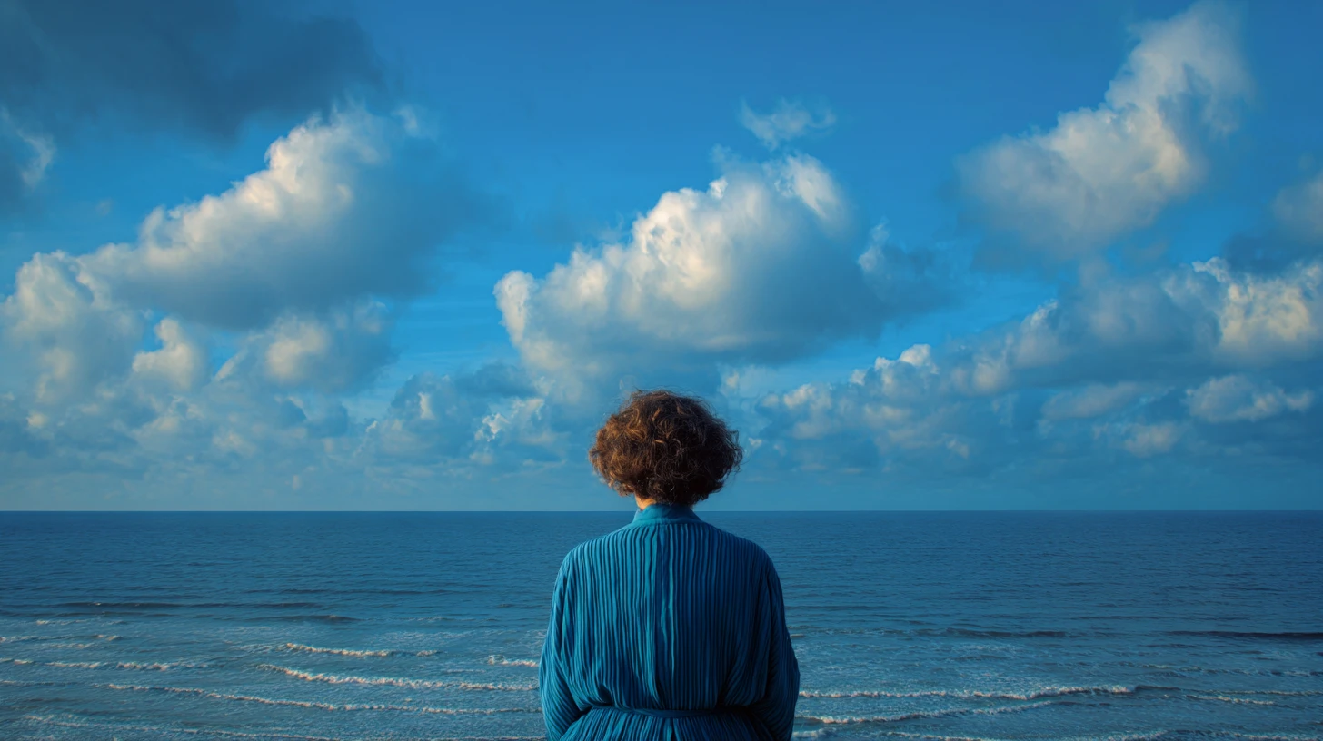 Mulher madura e surreal tecendo flores a partir das ondas do mar