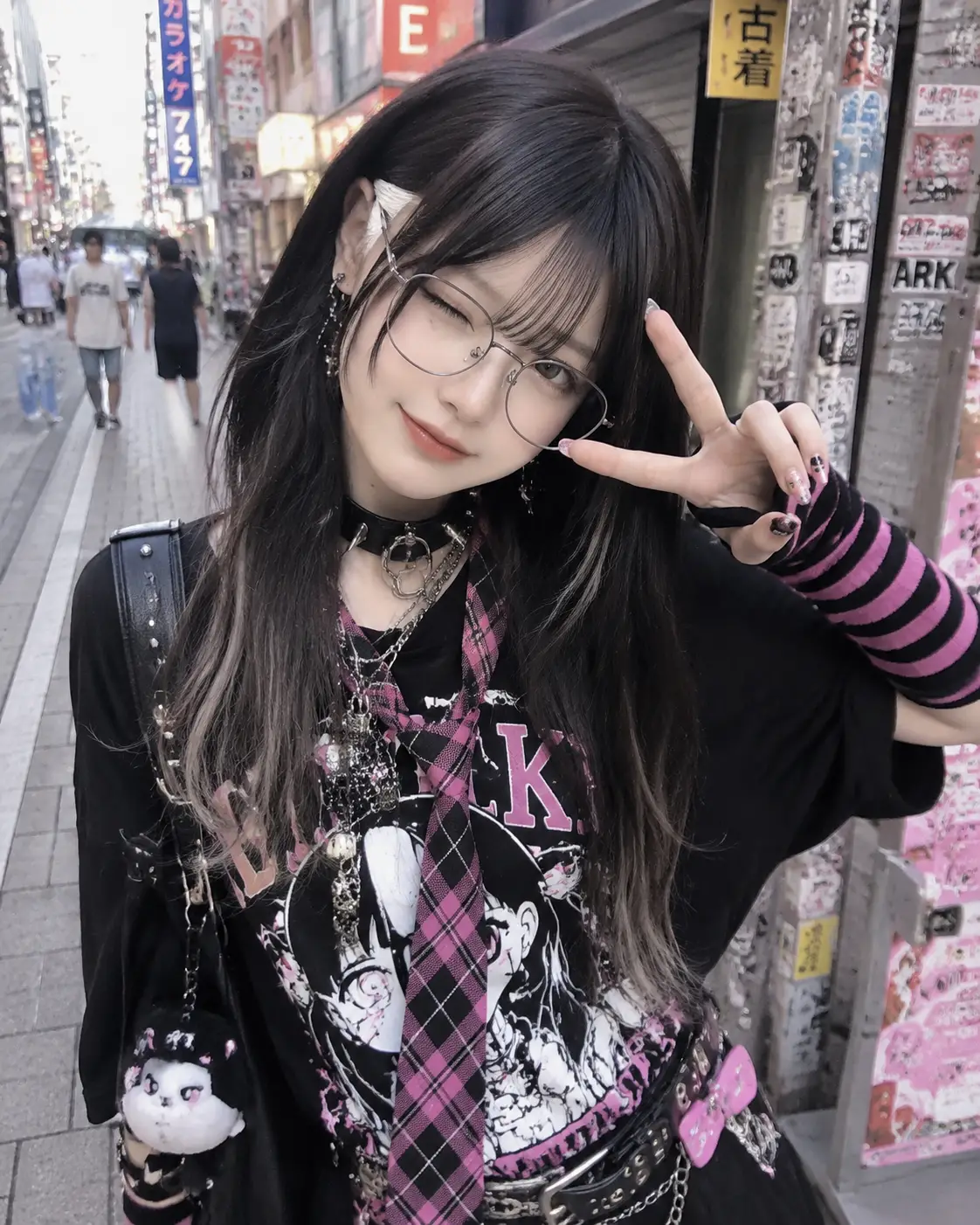 Jolie fille d’anime au style Harajuku dans une rue de Tokyo