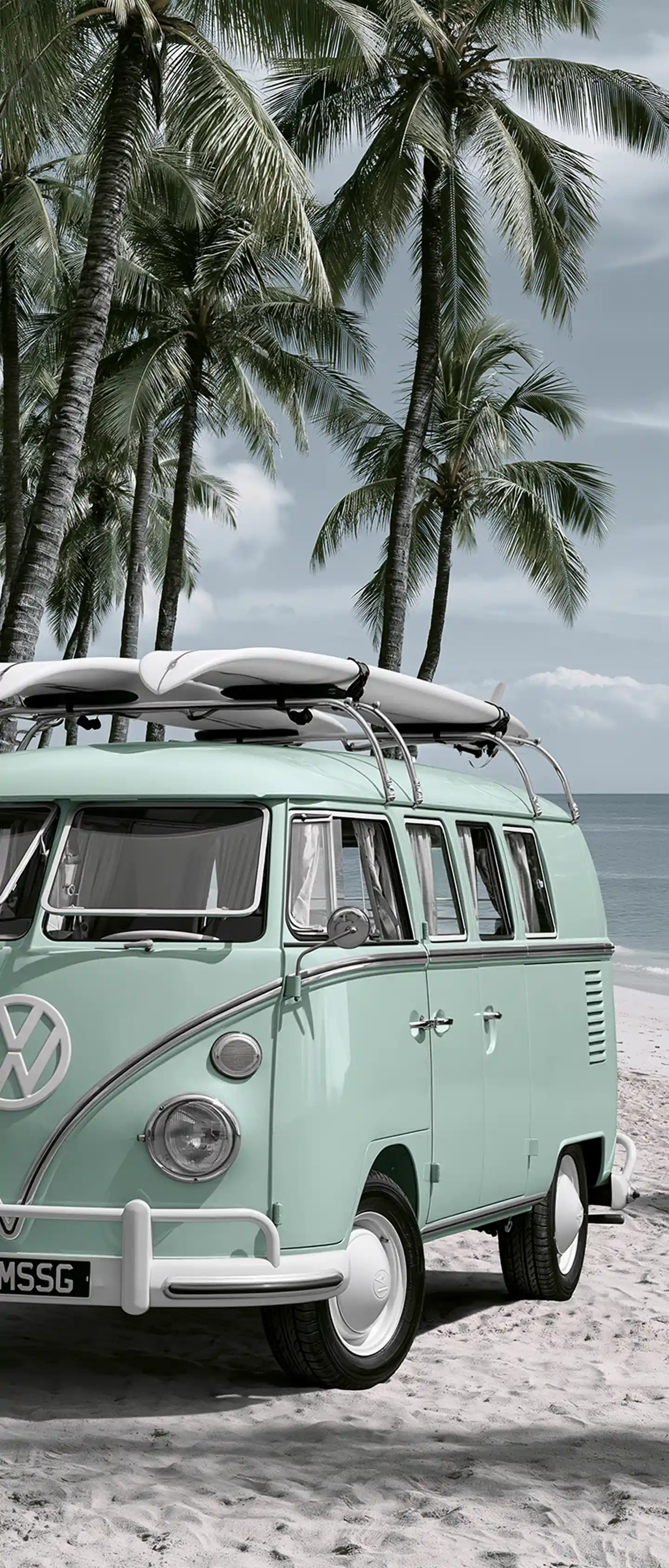 Van aménagé vintage avec des planches de surf sur une plage paisible